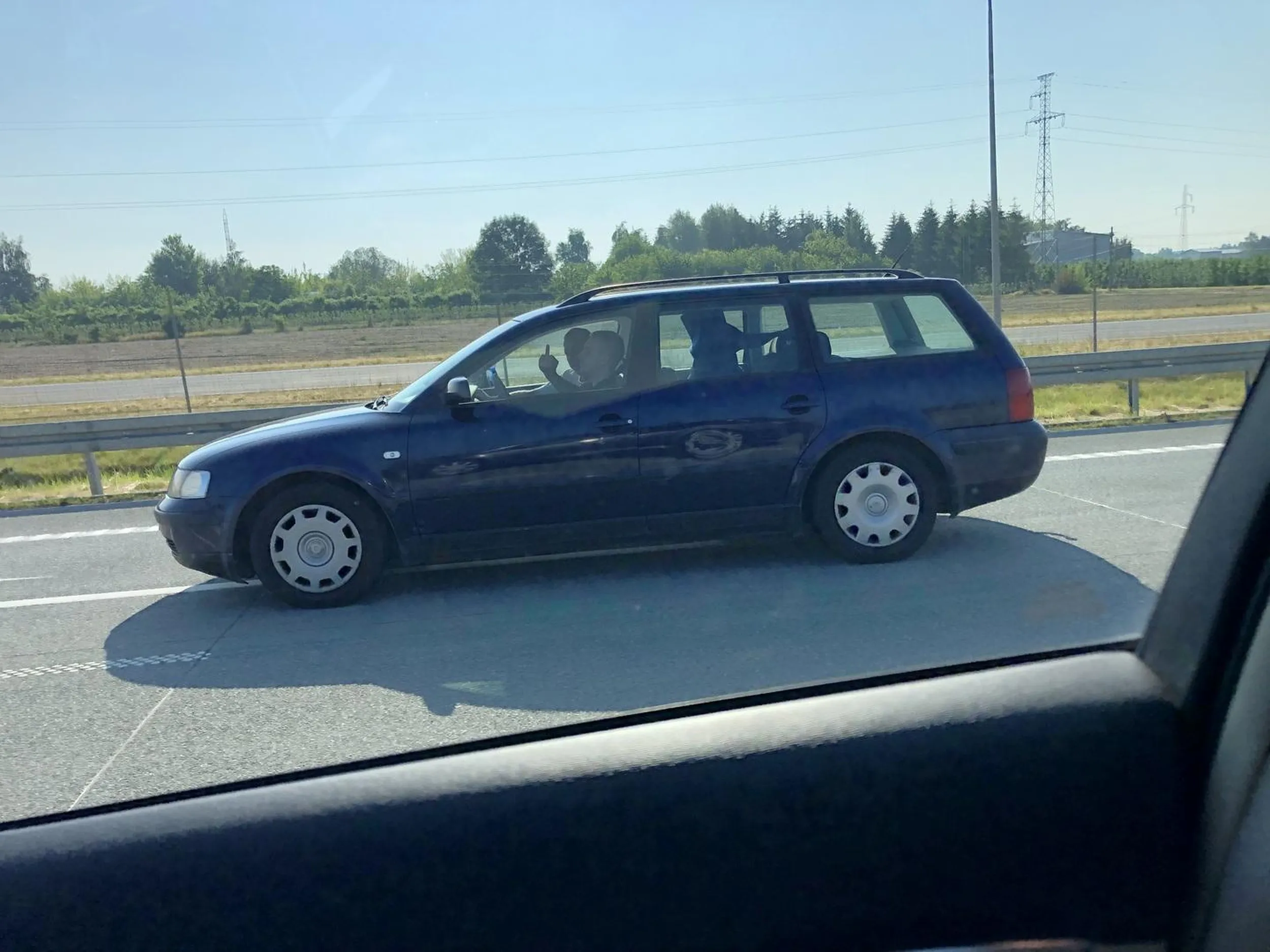 Kultura jazdy po Polsku. Zajeżdża drogę, niebezpieczny nanewr i normalnie przeprosiłby, a tutaj jeszcze palec pokazuje. Dużo nauki przed nim.