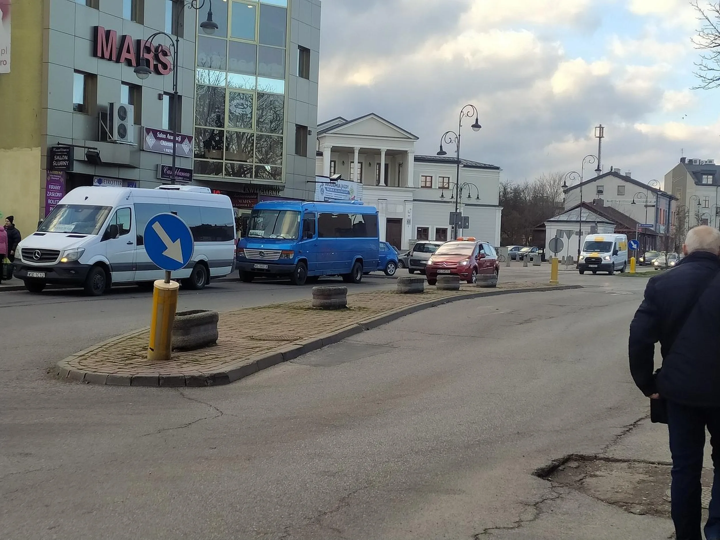 Polecam bardzo dobrze się porusza po drogach publicznych. Maszyna pięknie śmiga