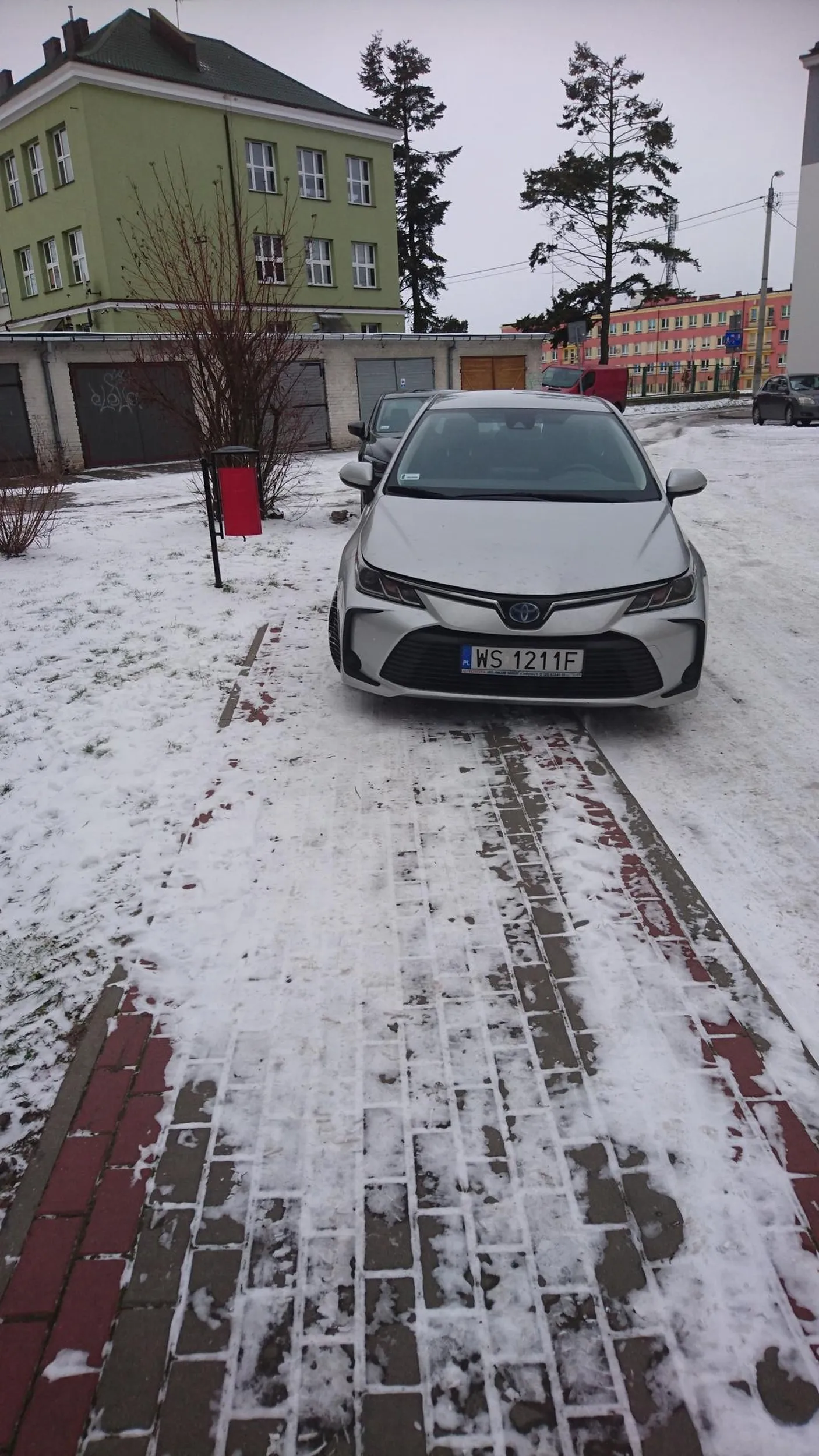 Kolejne święte krowy parkujące na chodniku.