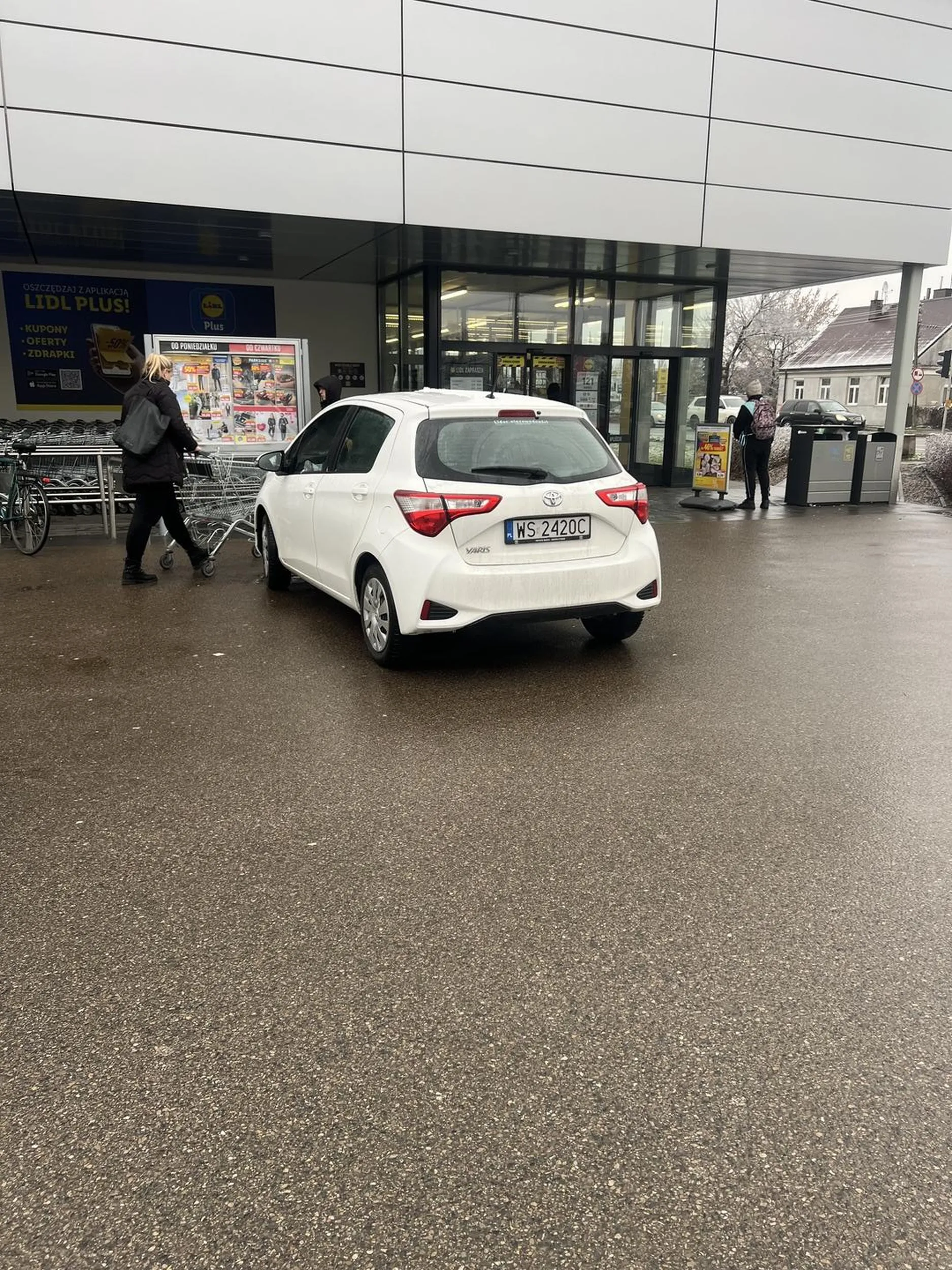 szkoda, że nie dało się wjechać do środka sklepu. Współczuje