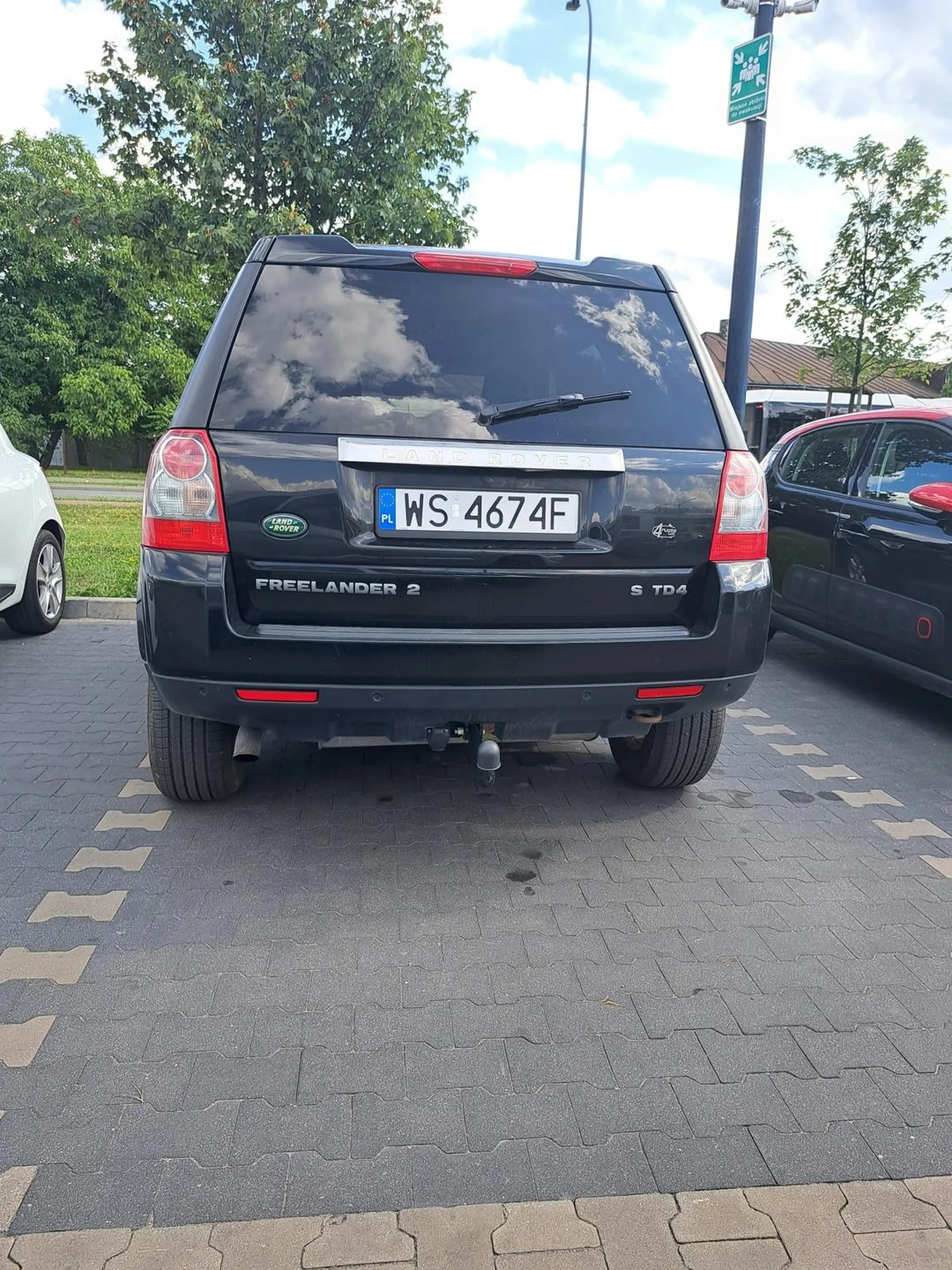 Chory na głowę społeczniak. Przywalił się że blisko jego zloma samochód zaparkowałem( w wyznaczonych liniach zaznaczam). Straszył że policję wezwał a sam po chwili pojechał. A pozatym ***** ***