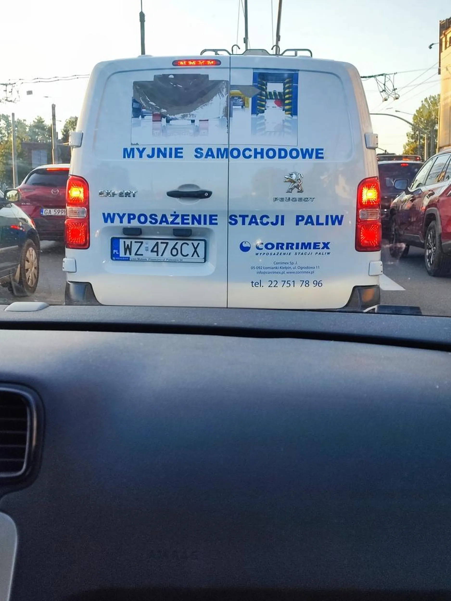 Pajac z busa rozpedza sie pasem na wprost zeby sie wepchac na skręt