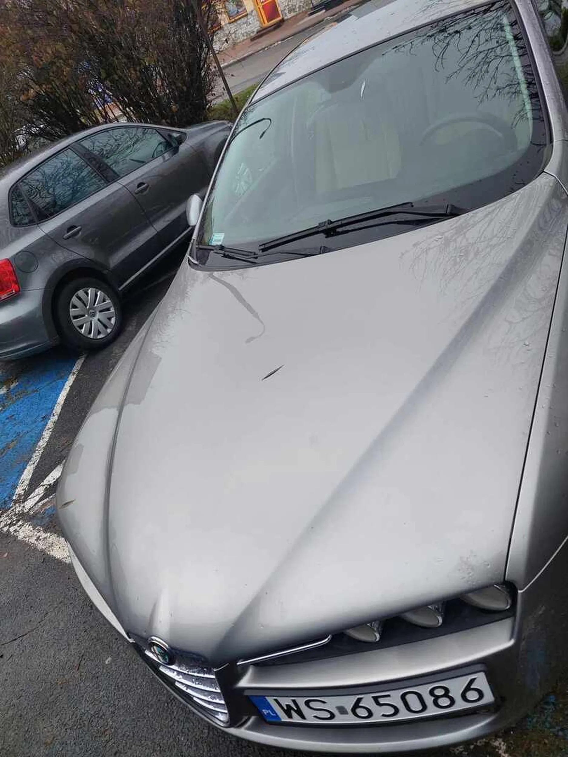 Zajęcie miejsca parkingowego dla niepełnosprawnych, oczywiście bez uprawnień. Do tego brak umiejętności zaparkowania w wyznaczonej kopercie. Gratuluję.