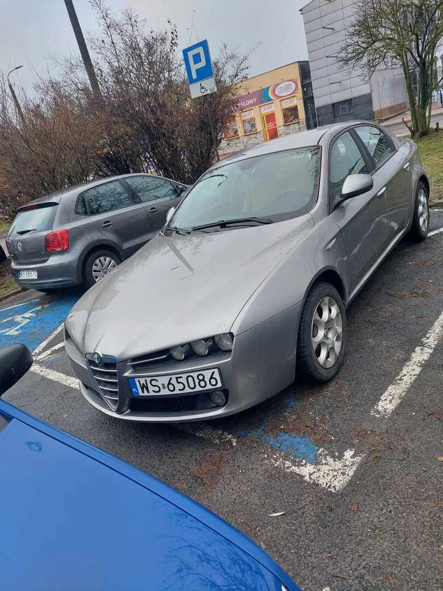 Zajęcie miejsca parkingowego dla niepełnosprawnych, oczywiście bez uprawnień. Do tego brak umiejętności zaparkowania w wyznaczonej kopercie. Gratuluję.