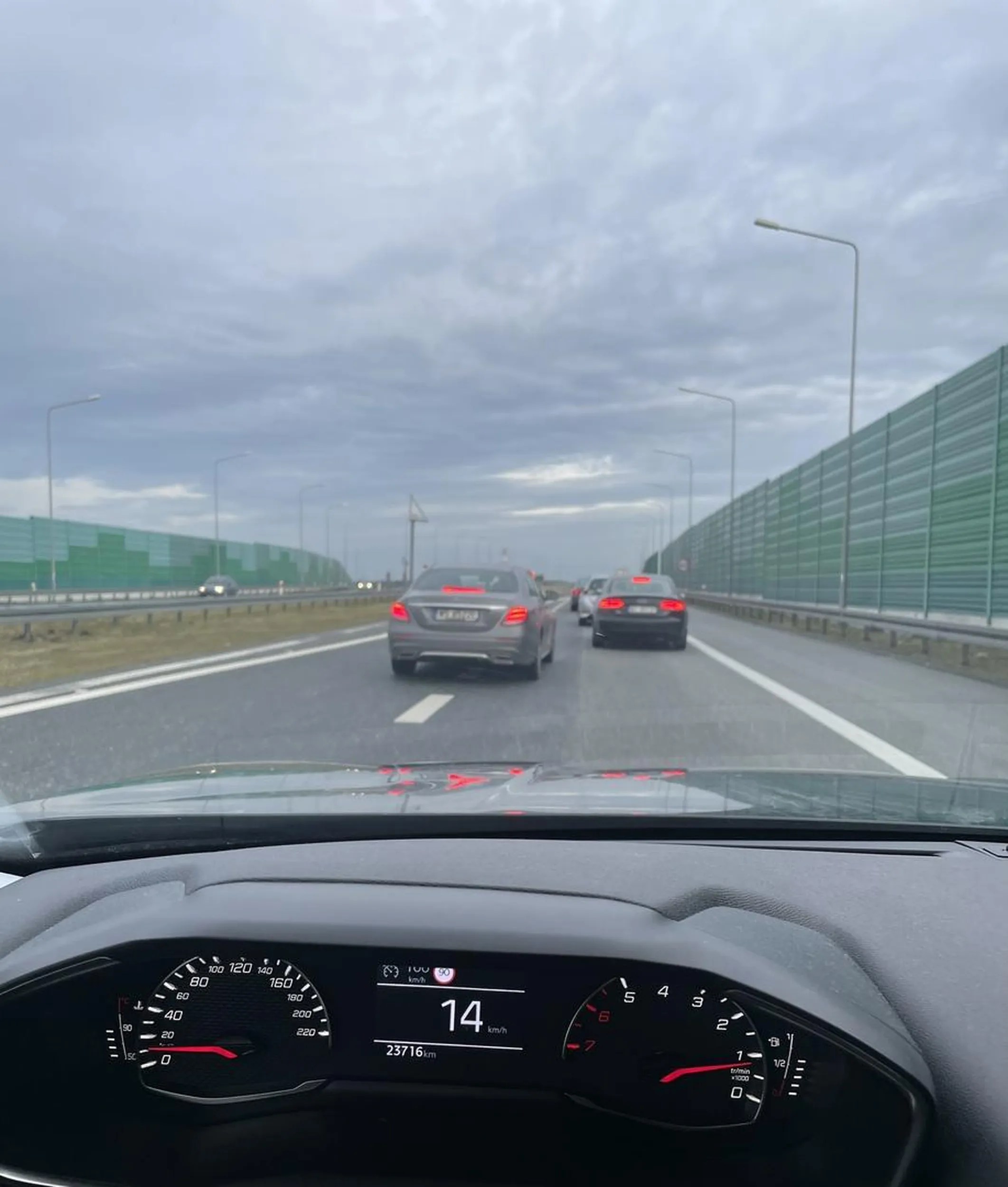 Szeryf drogowy. Nie wiem czy masz prawo jazdy, może nie masz, a może kupiłeś za jajko z masło jak Jaruzelski był generałem. Naucz się, że w korku jedzie się na suwak, a nie blokuje dwa pasu ruchu, bo się mam Mercedesa w leasingu