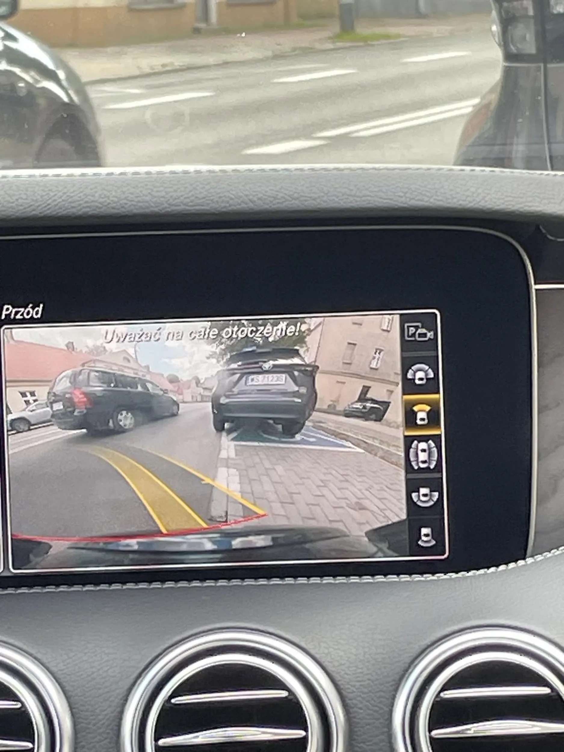 Inwalida umysłowy staje na miejscu dla niepełnosprawnych.