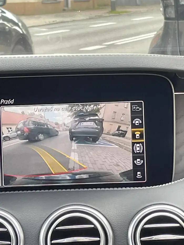 Inwalida umysłowy staje na miejscu dla niepełnosprawnych.