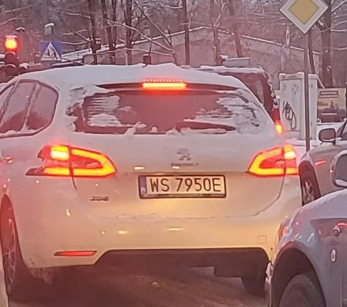 Cham w miejskim ruchu pogania długimi.