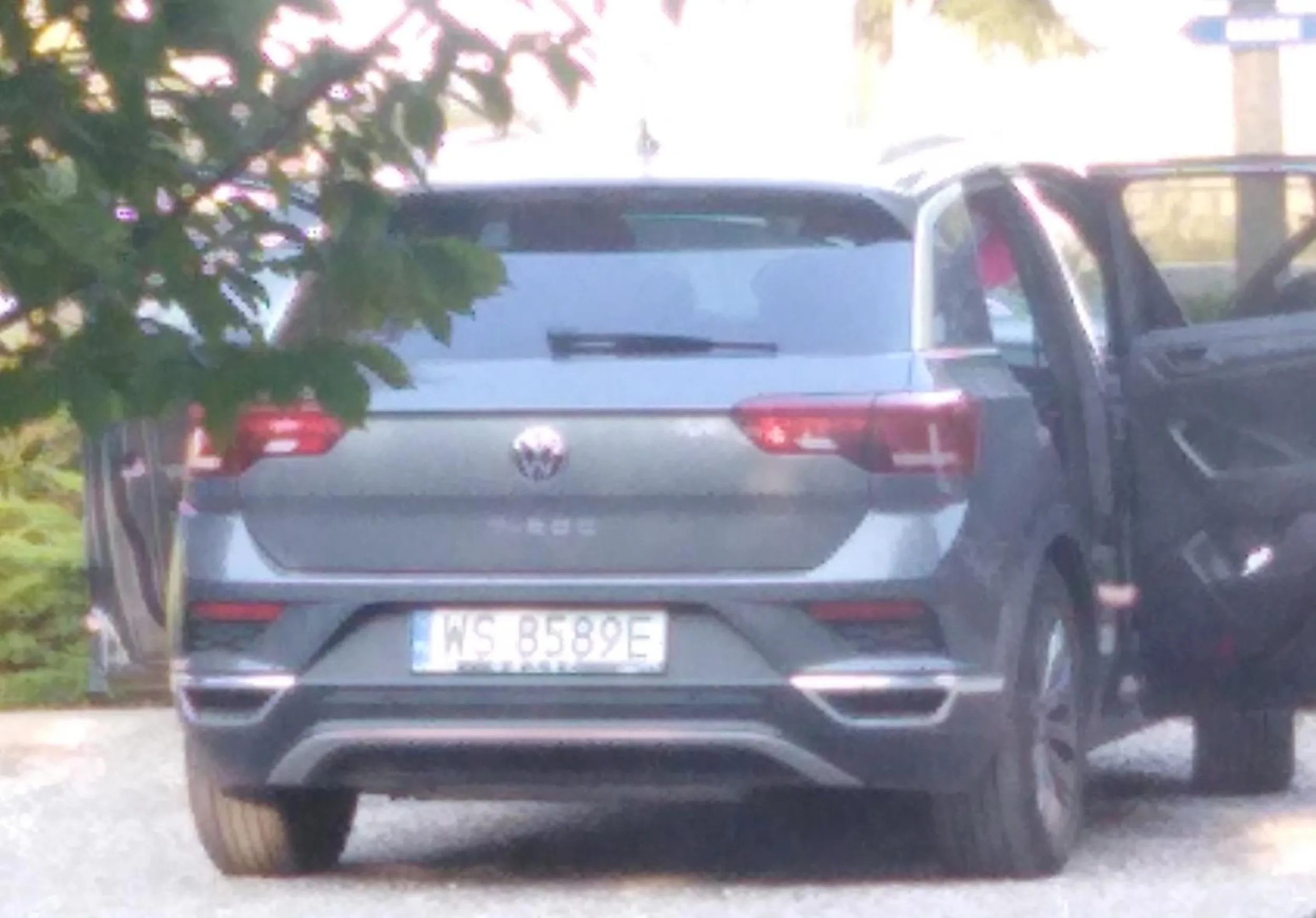 Kierowca i pasażer (rodzice) wysadzające dziewczynkę ok 7-8 lat siusiu na środku parkingu??. Nawet nie poszli w ustronne miejsce?. Gratuluję dziewczynce rodziców.