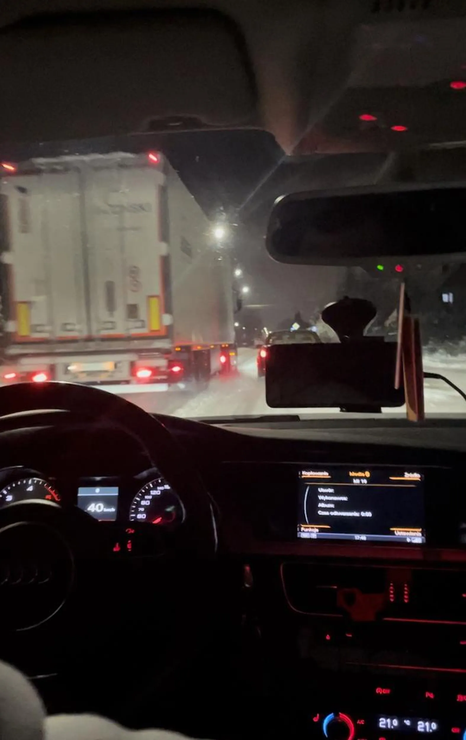 Gość wali długimi, przez środek miasta wyprzedza auta nie włączając kierunkowskazów  stwarzając zagrozenie na drodze która jest oblodzona!!!! Tir z firmy BŁOŃSKI