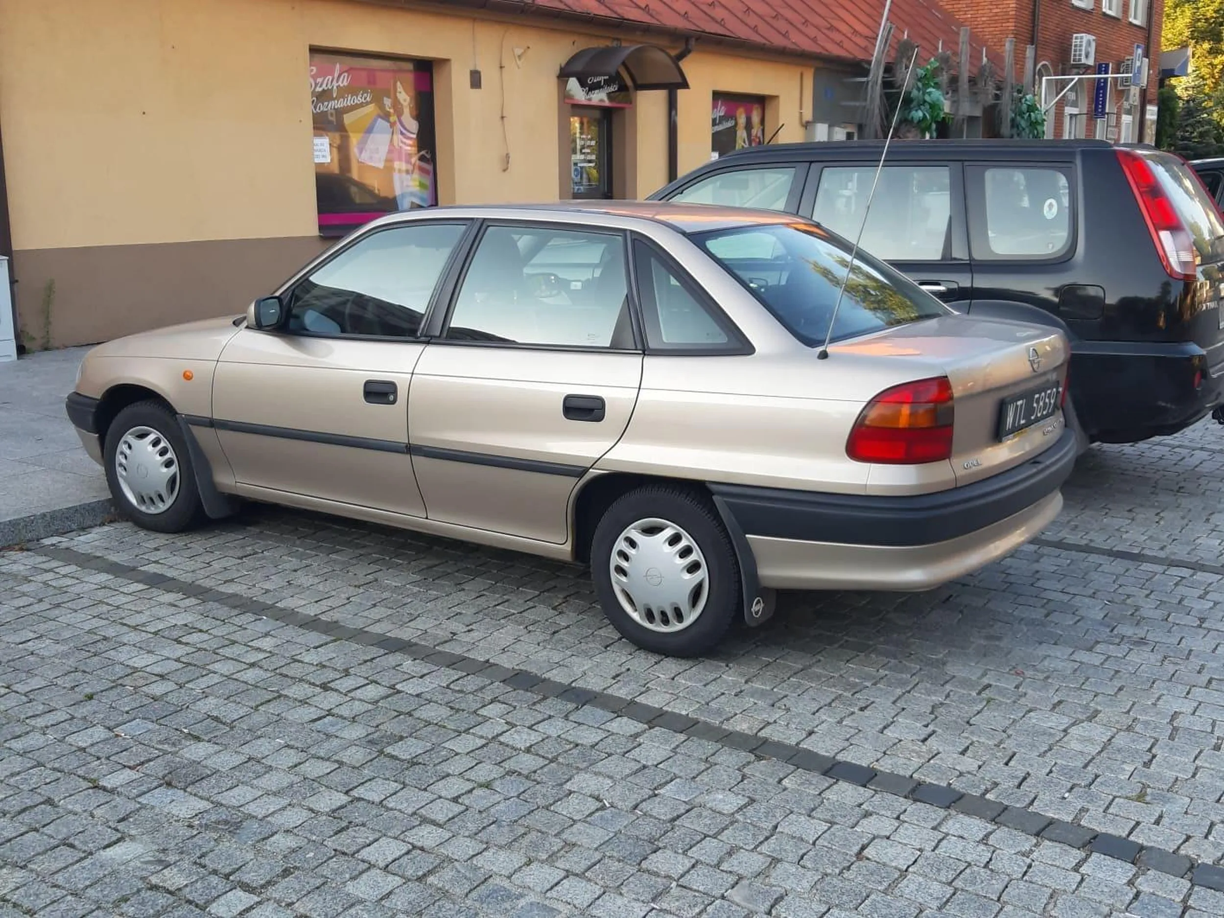 Piękny samochód na coraz rzadszych czarnych tablicach rejestracyjnych