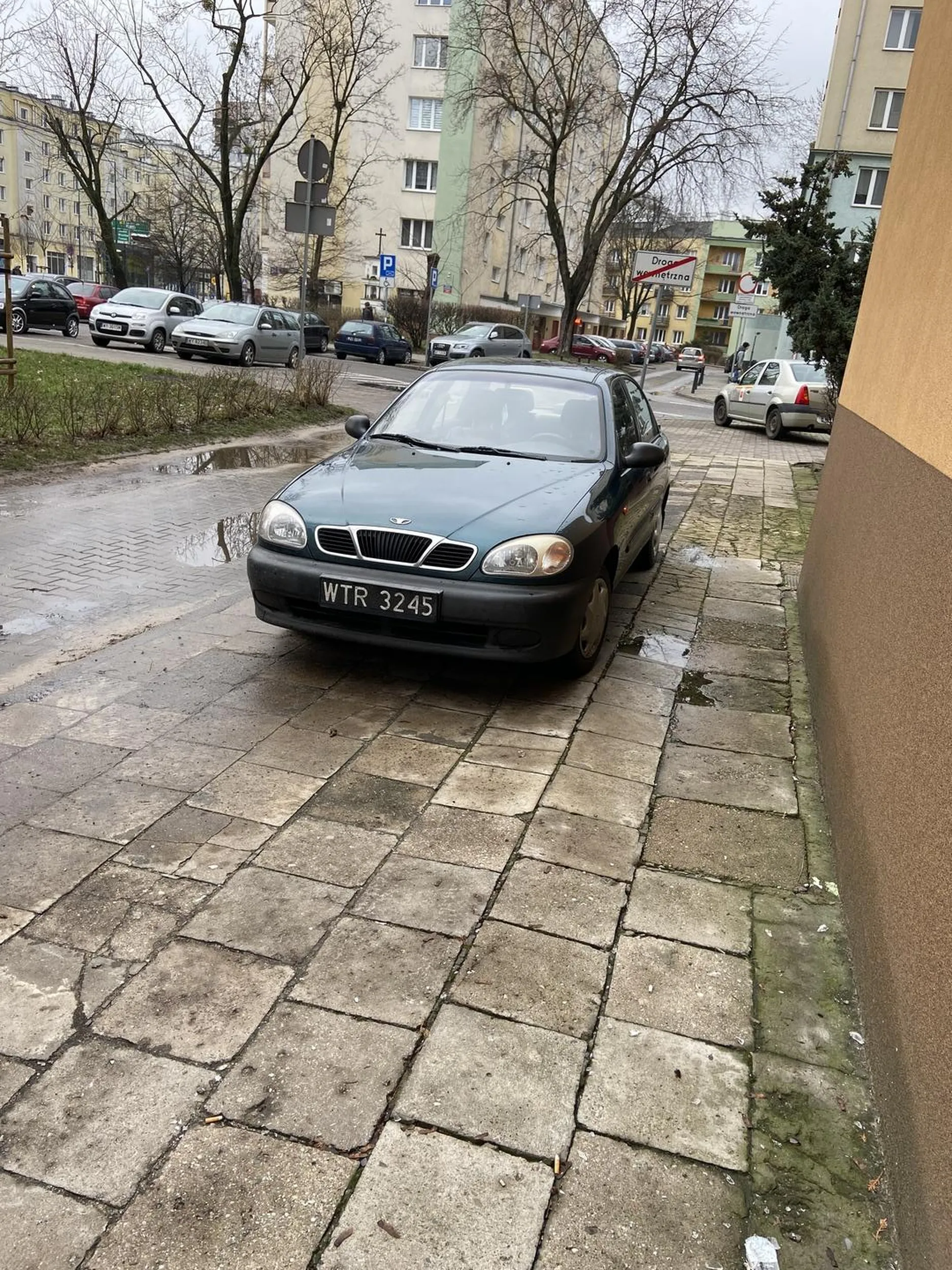 Zostawia mało miejsca dla piechurów. Ale samochód dobry, sprawny - gratuluję!