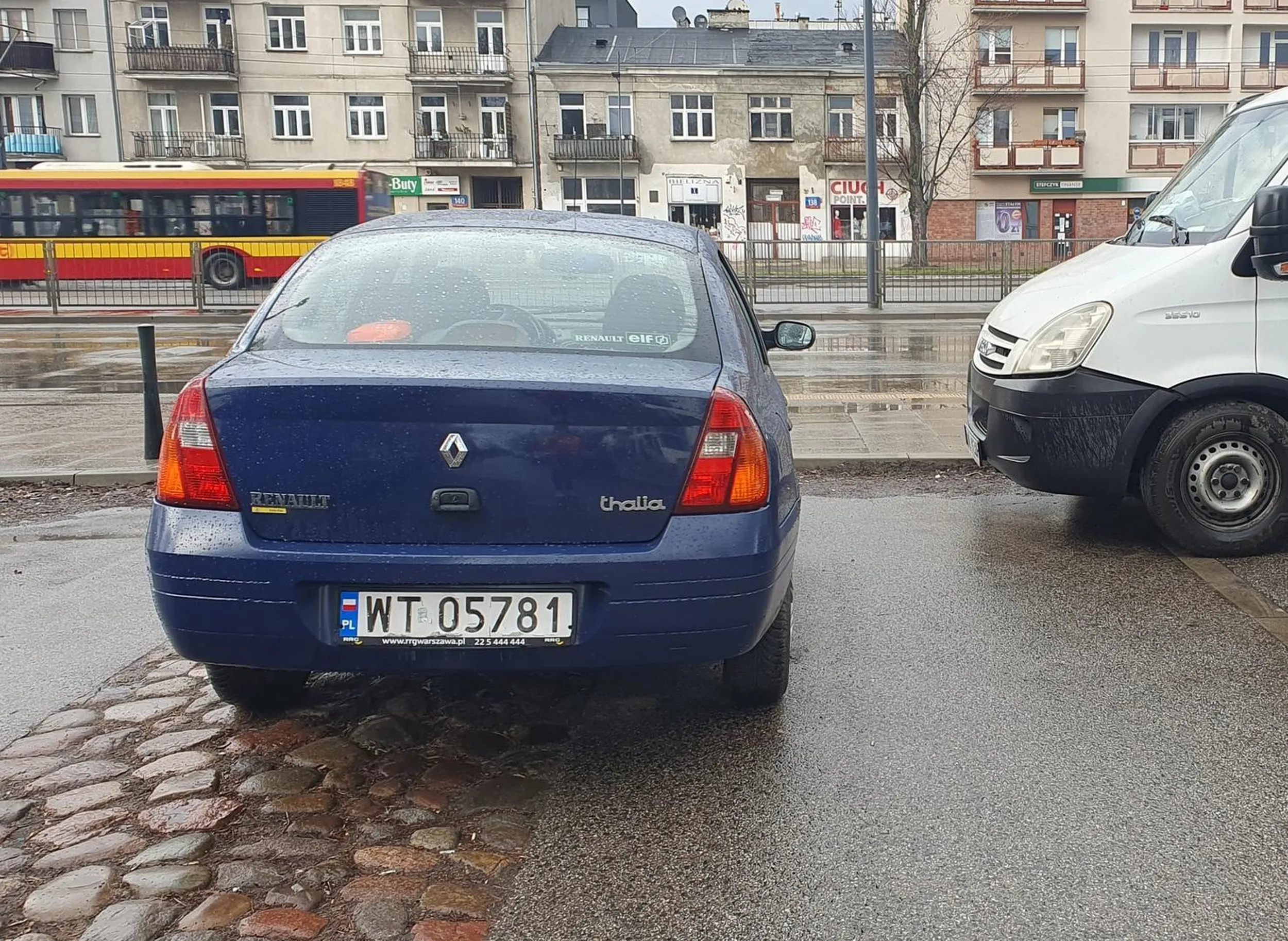 Kierowca wybrał się na zakupy blokując mi wyjazd. Ponad 40 minut czekania. Bardzo dziękuję.