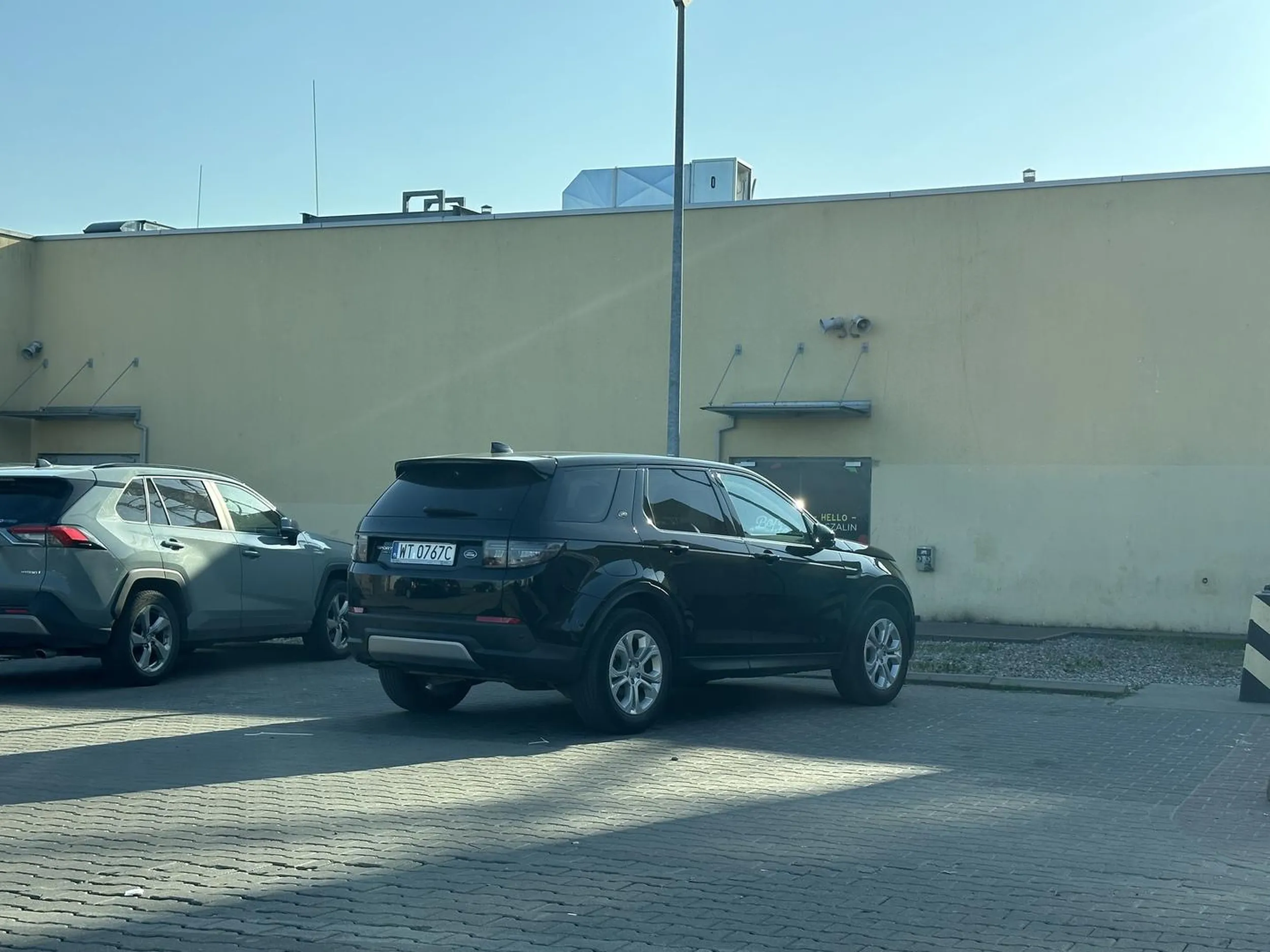 Elegancko zaparkowane, aby zająć na raz 3 miejsca parkingowe, trzeba być ludzkim odpadem