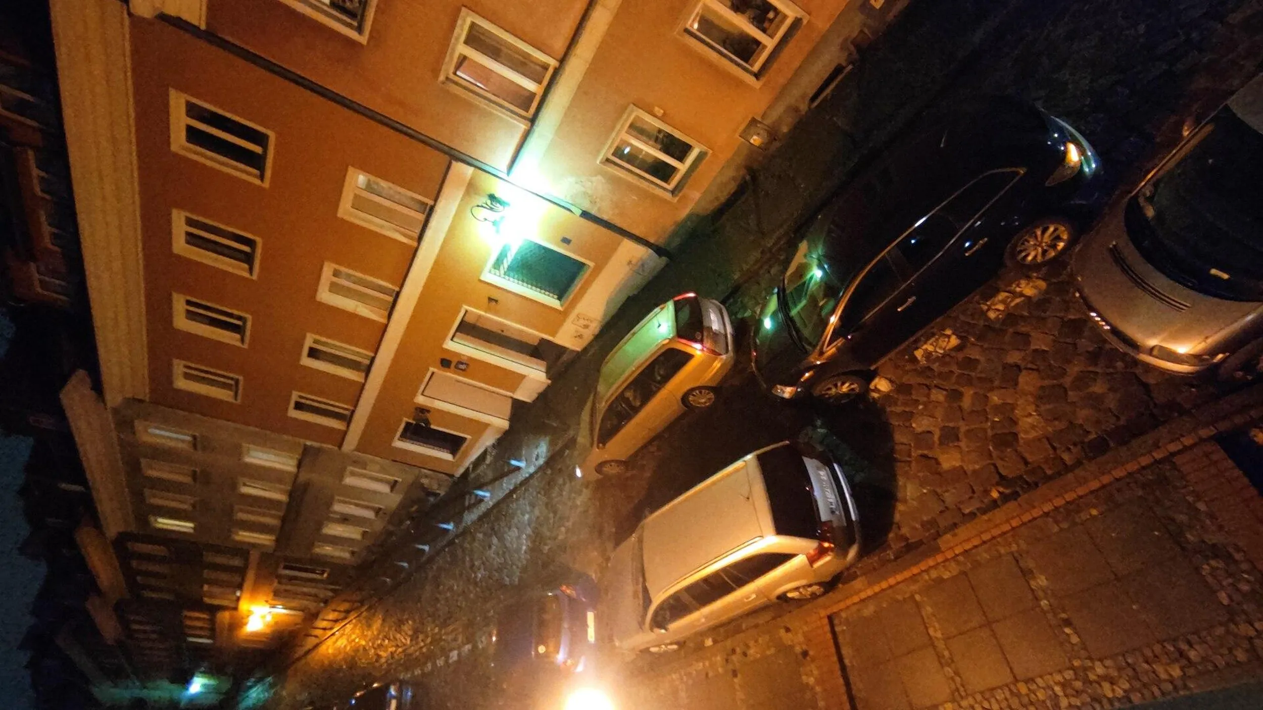 Jaśnie Pani stoi i blokuje kilka samochodów na jednokierunkowej ulicy, bo ona chce wyjechać tyłem, a wszyscy inni źli, bo chcą przepisowo jechać  w górę.