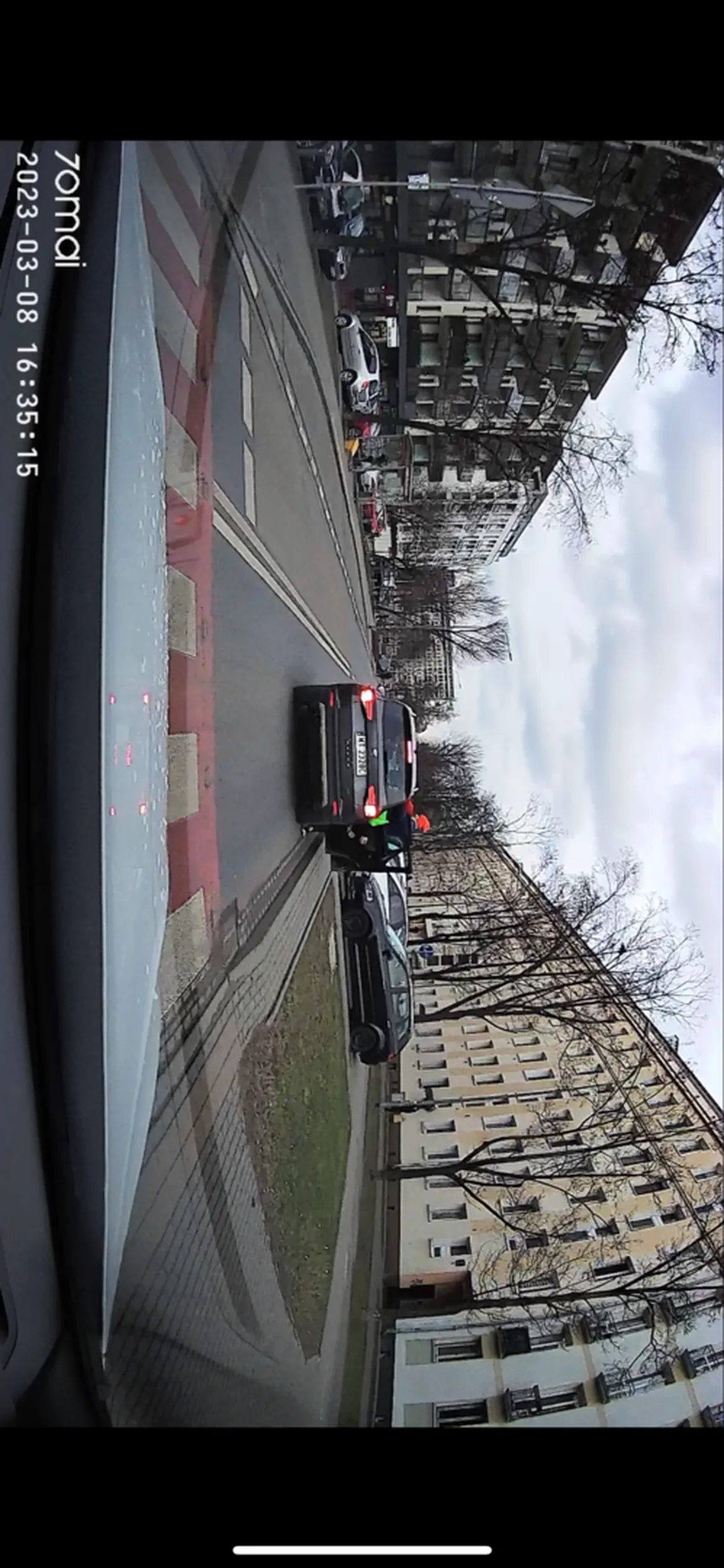 Tamuje ruch tuż za przejściem na podwójnej ciągłej odbierając żonę z dzieckiem, potem ściga się podczas próby wyprzedenia, a na końcu wpada w poślizg na zakręcie z dwoma przejściami dla pieszych. W pełni zrównoważony i stabilny emocjonalnie człowiek.