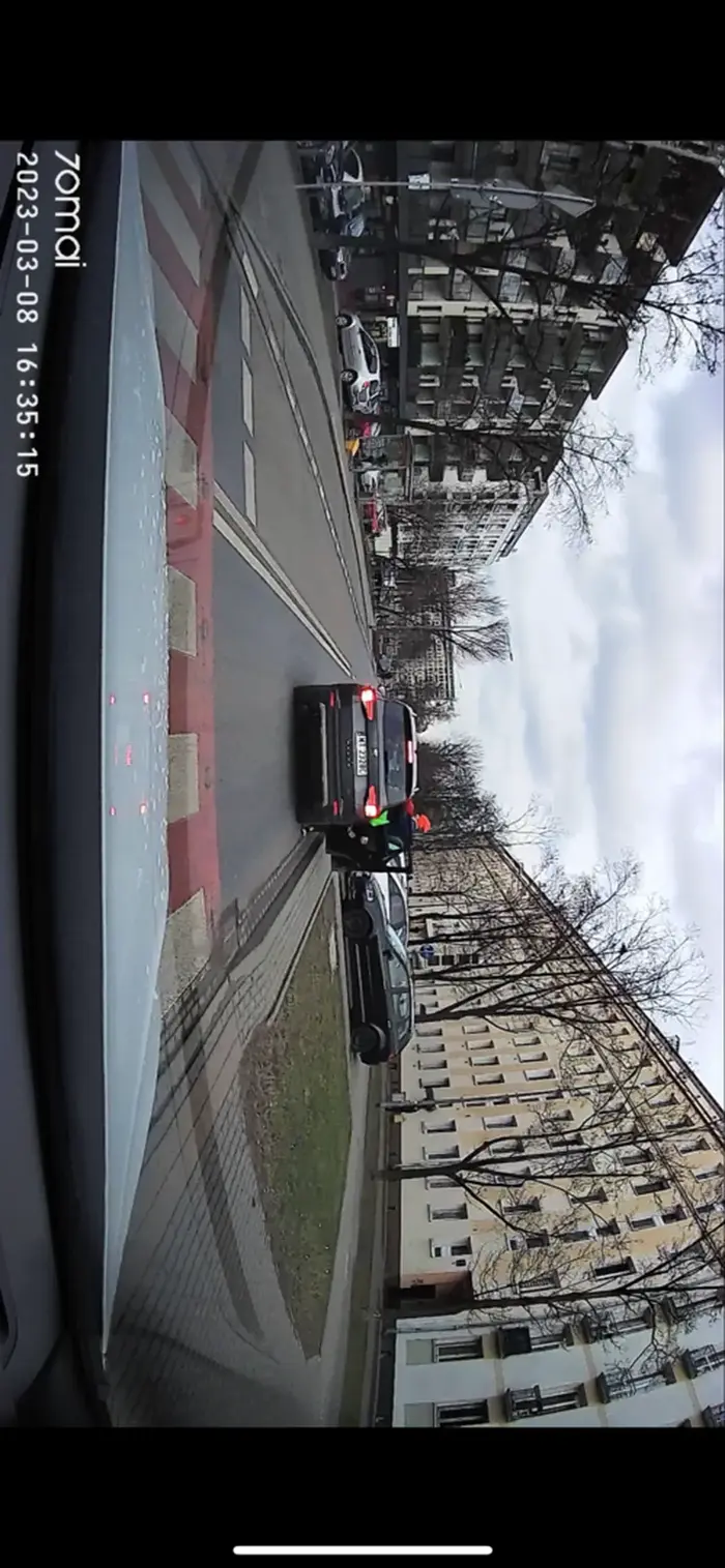 Tamuje ruch tuż za przejściem na podwójnej ciągłej odbierając żonę z dzieckiem, potem ściga się podczas próby wyprzedenia, a na końcu wpada w poślizg na zakręcie z dwoma przejściami dla pieszych. W pełni zrównoważony i stabilny emocjonalnie człowiek.