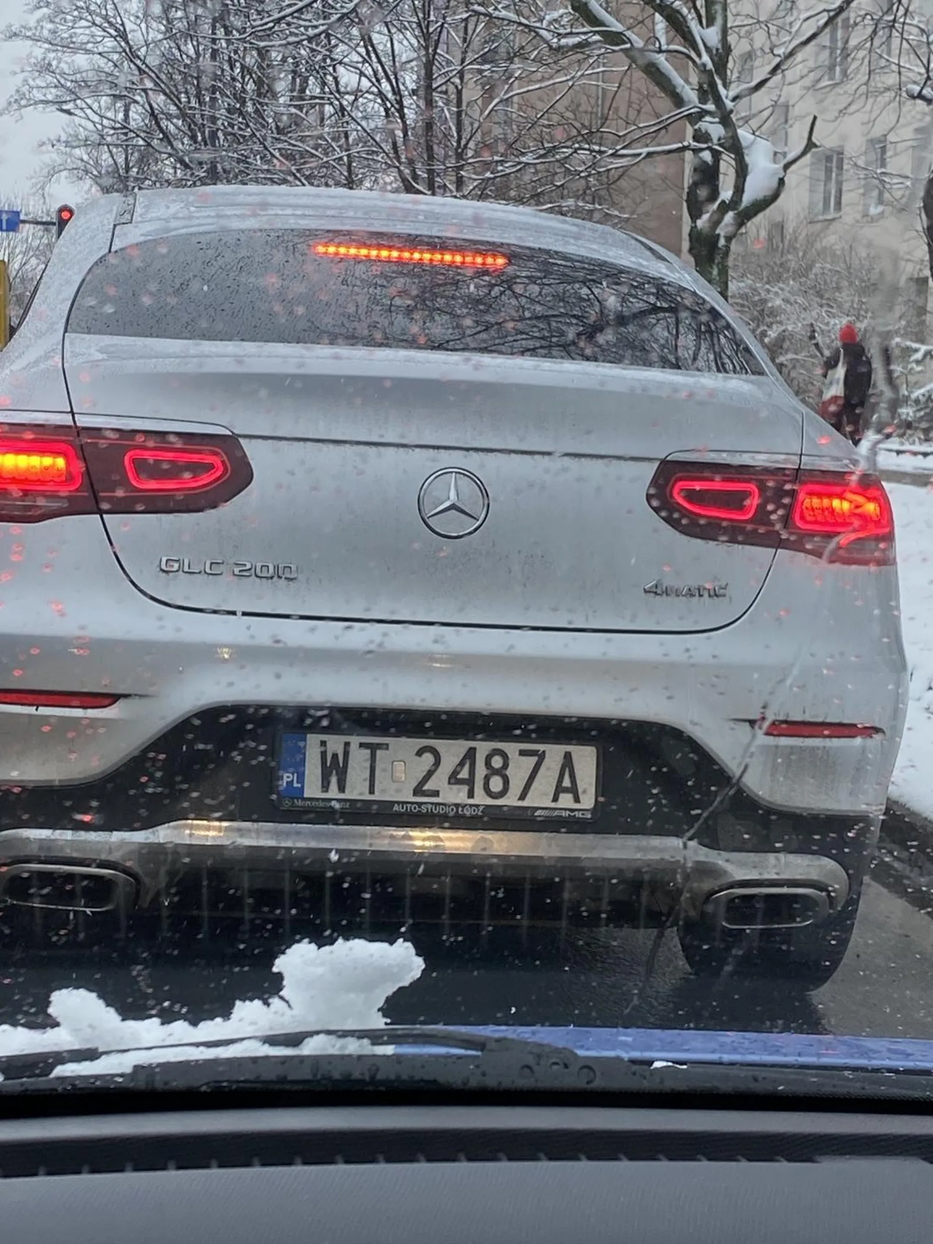 Gówniarz wymusza pierwszeństwo ale to się zdarza jak się jedzie z mordą w telefonie