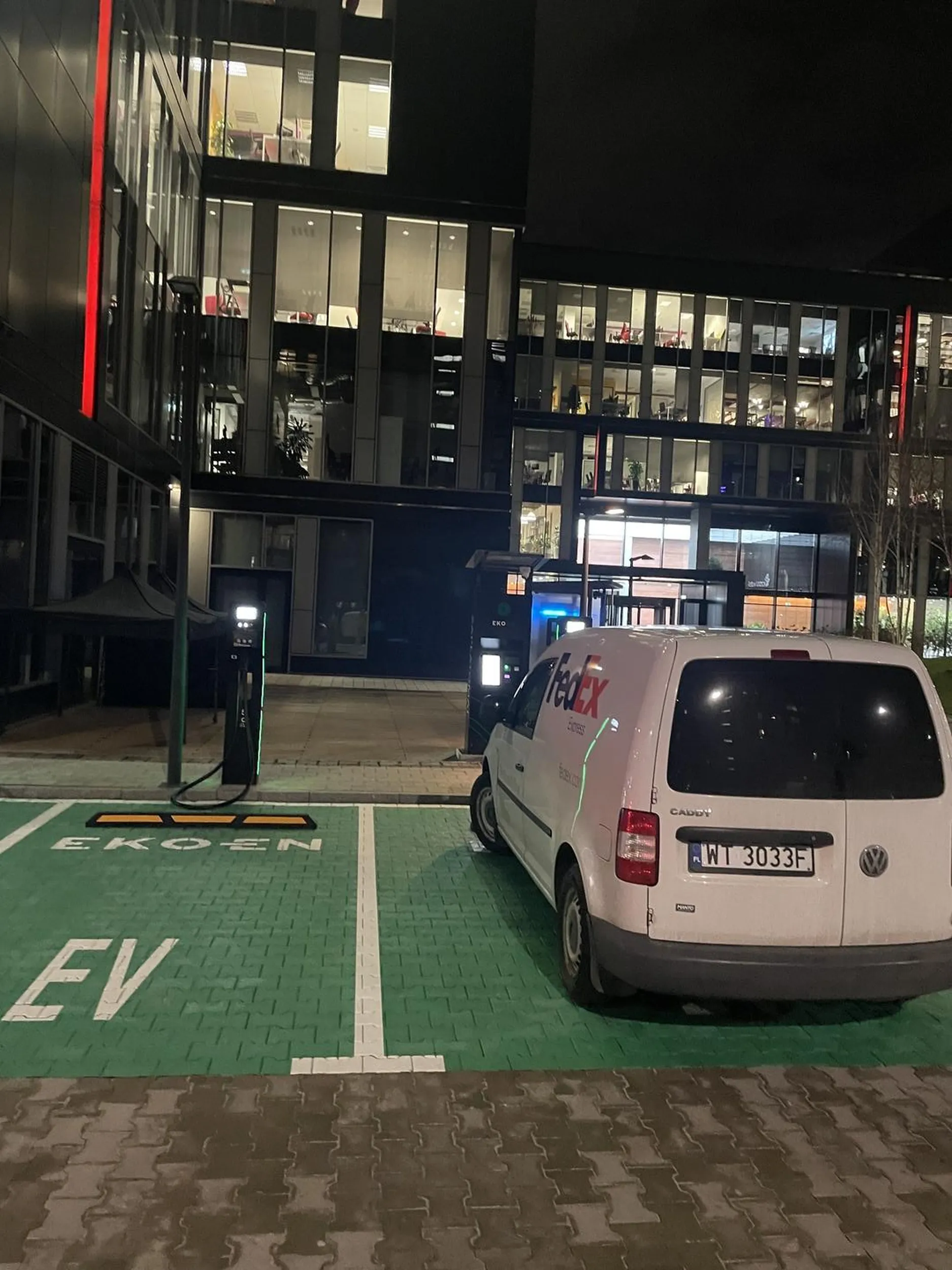 Kurier zaparkował pojazd zastawiając ładowarkę dla samochodów elektrycznych mimo, że dosłownie obok jest bardzo dużo wolnych, zwykłych miejsc parkingowych.