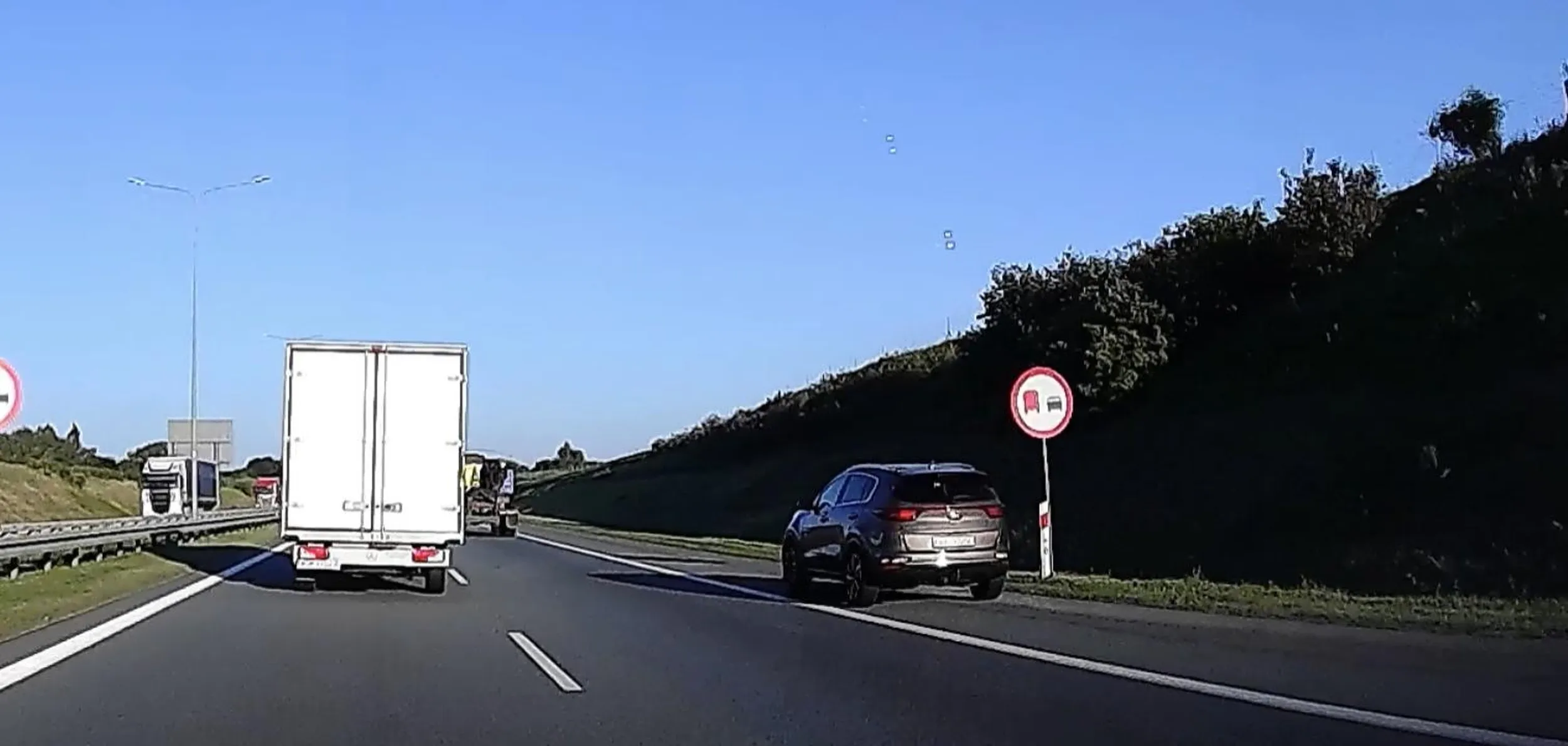 Chłopaczku ogarnij się z jazdą bo szybko zakończysz ją kiedyś. Wyprzedza pasami awaryjnym na autostradzie …