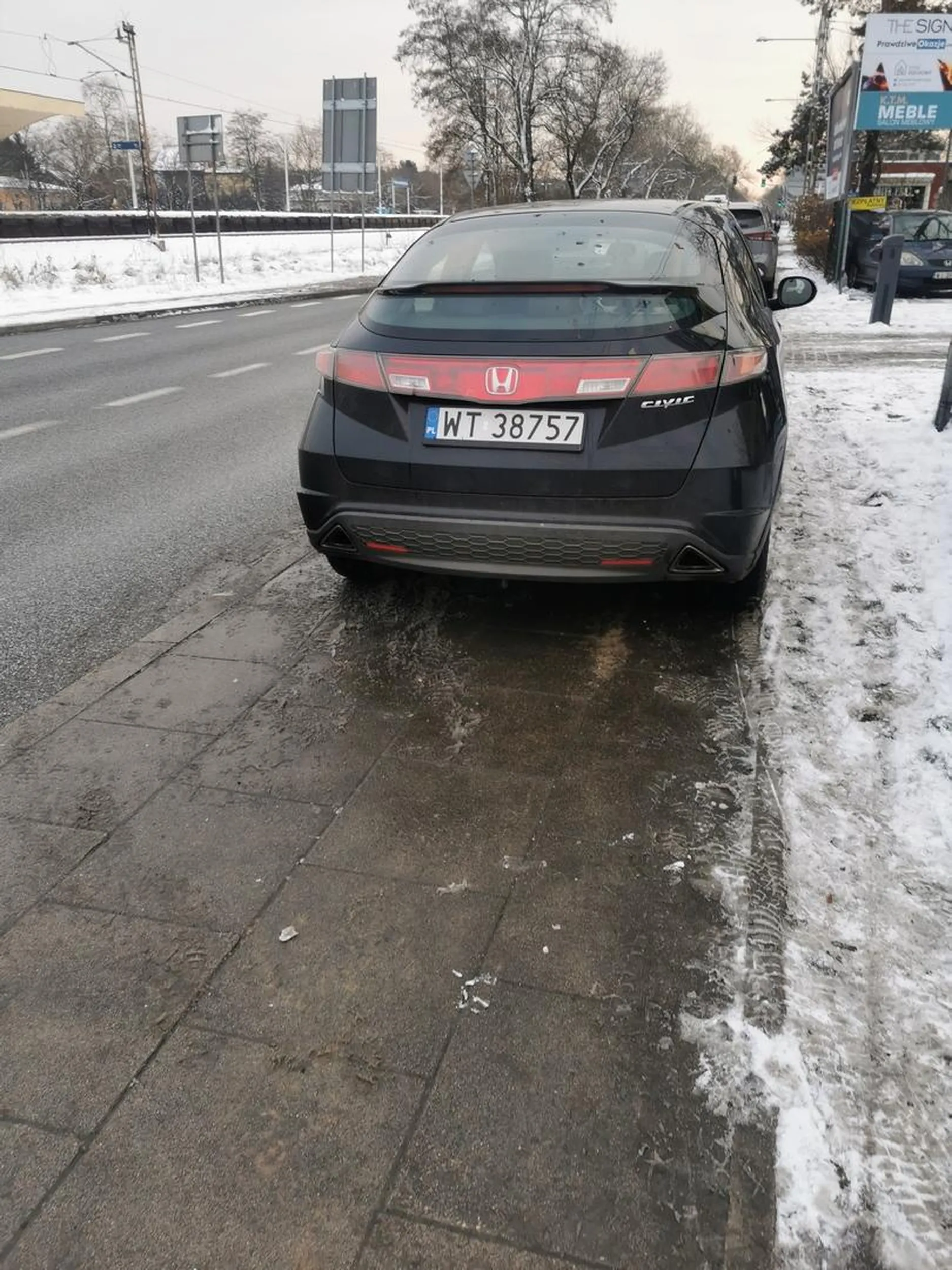 Parkowanie centralnie na chodniku uniemożliwiające normalne przejście pieszym.