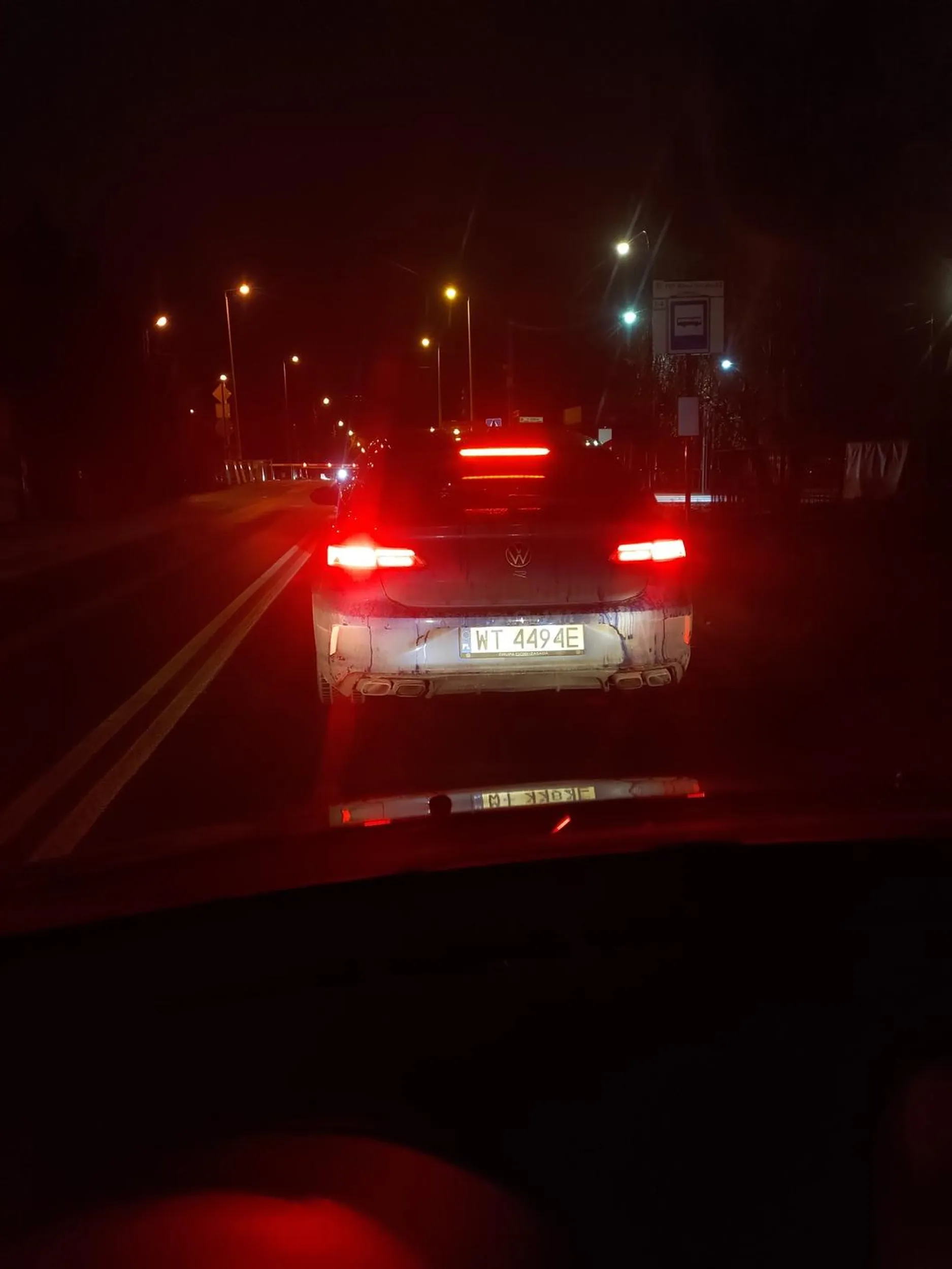 Typ wisi na zderzaku, po czym nagle 30m przed rondem wyprzedza i staje przed zamkniętymi rogatkami... Heh w dodatku fakeowe  taxi na dachu... I R na klapie... ;)