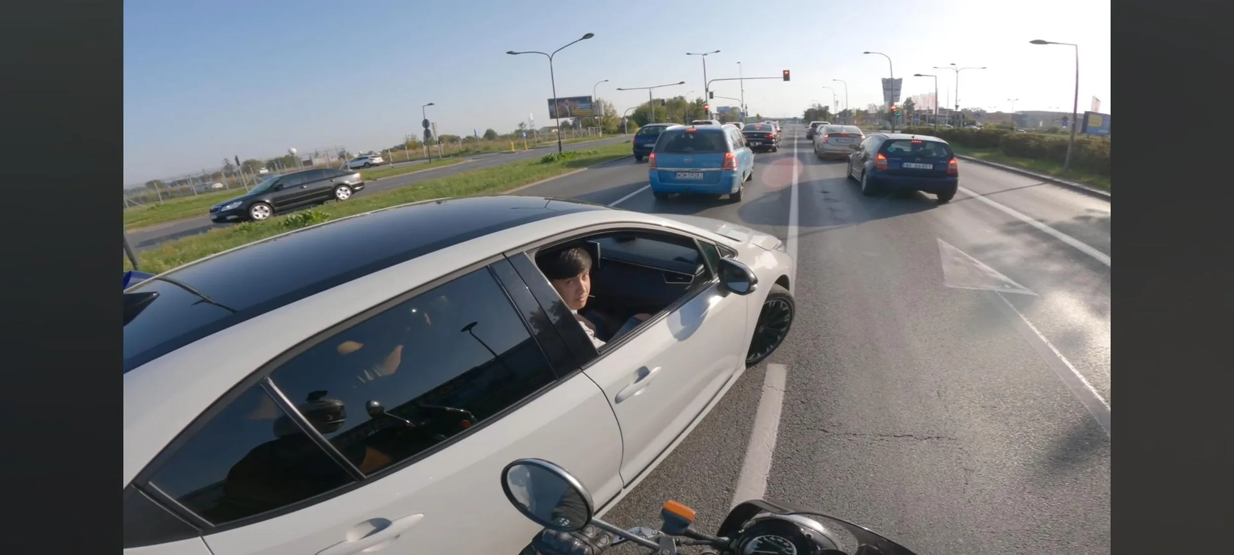 Samochód pełen uchodźców wschodniego pochodzenia, robili brake checki, pozniej próbowałem doprowadzić do bijatyki, zajeżdżając nam drogę. Uwazajcie na nich