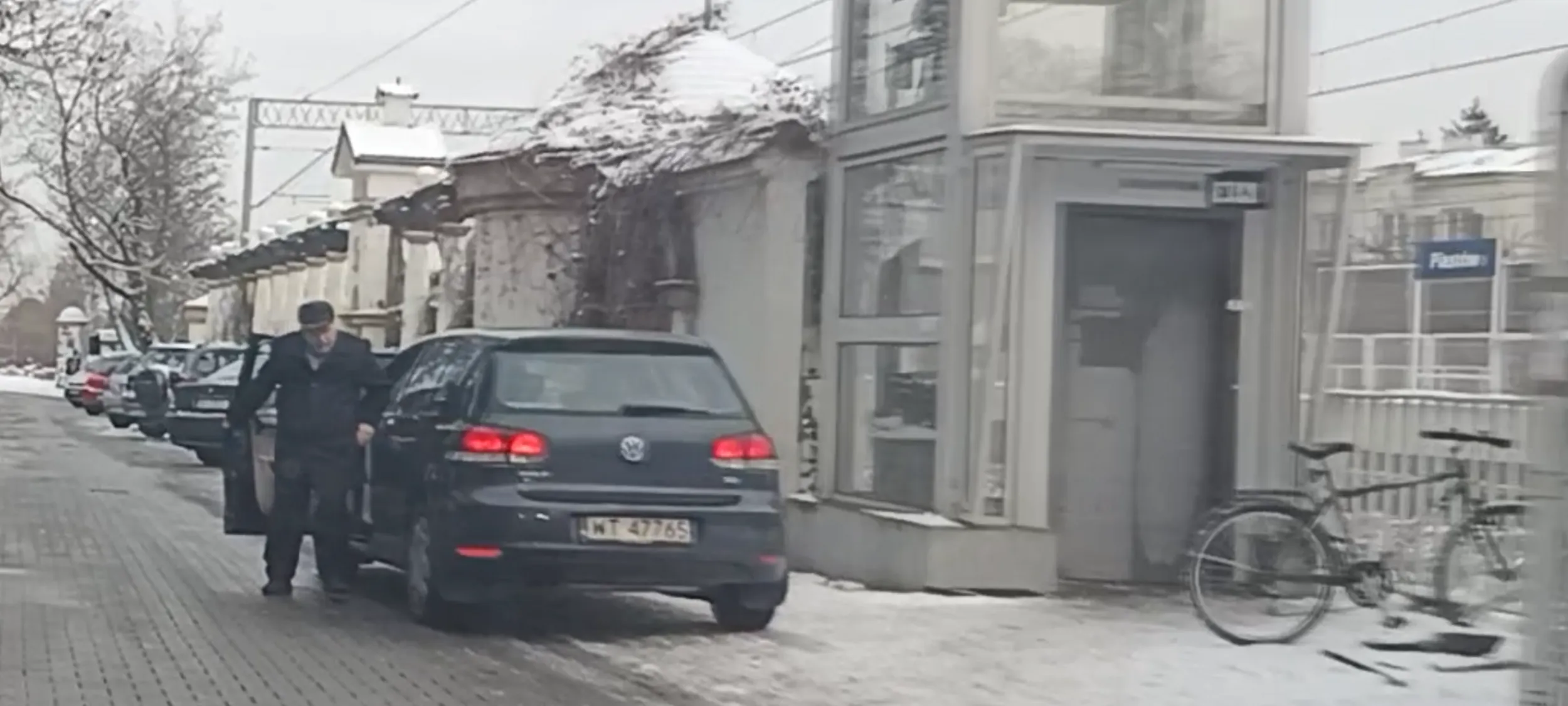 Parkuje na jezdni w miejscu zakazu zatrzymywania się i postoju