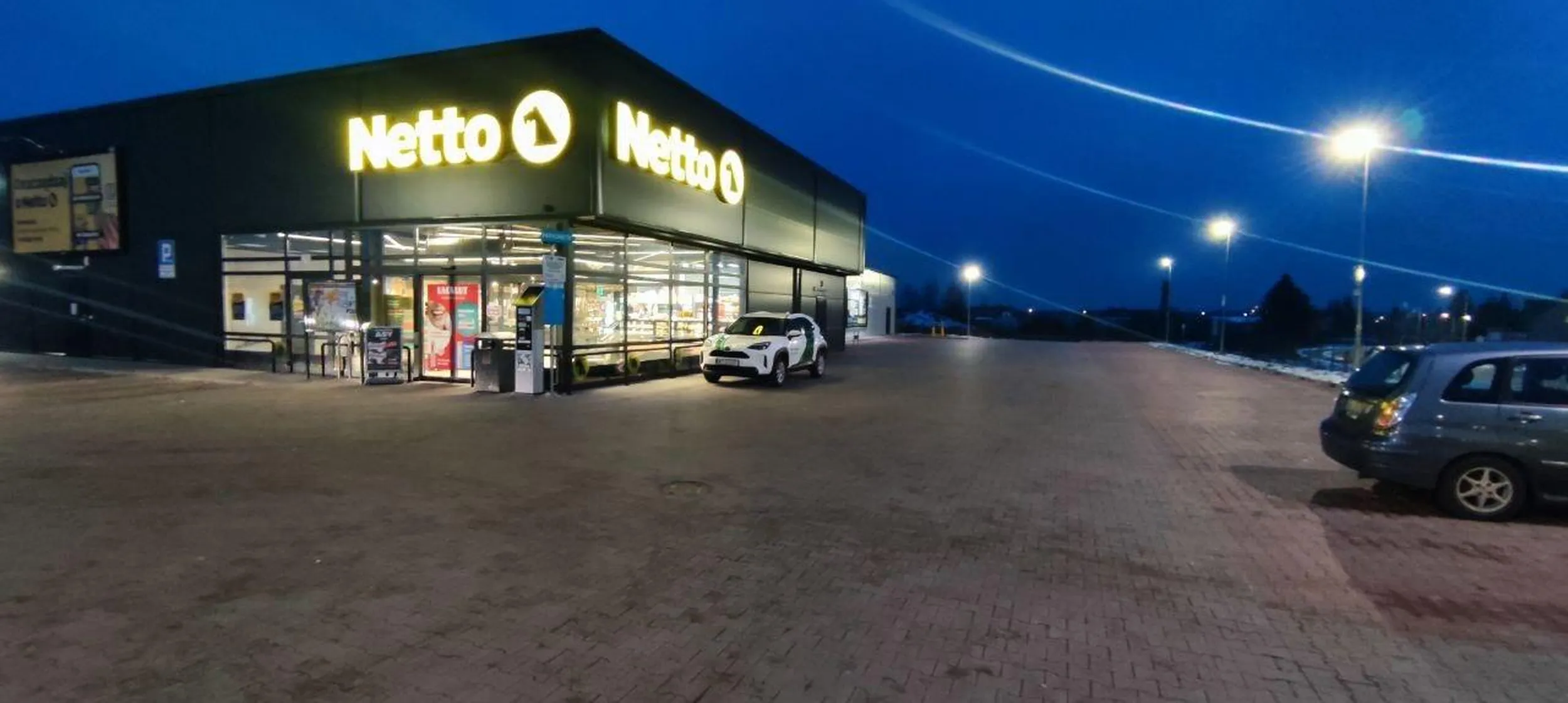 za mało miejsca na parkingu... żabka 100m dalej ale przedstawiciel żabki woli kupować w netto! śmiechu warte!