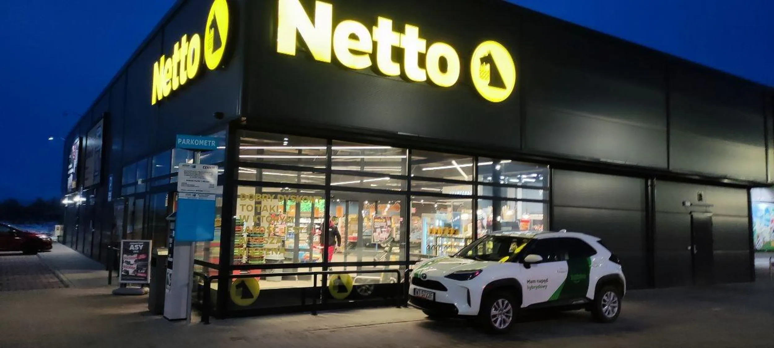 za mało miejsca na parkingu... żabka 100m dalej ale przedstawiciel żabki woli kupować w netto! śmiechu warte!