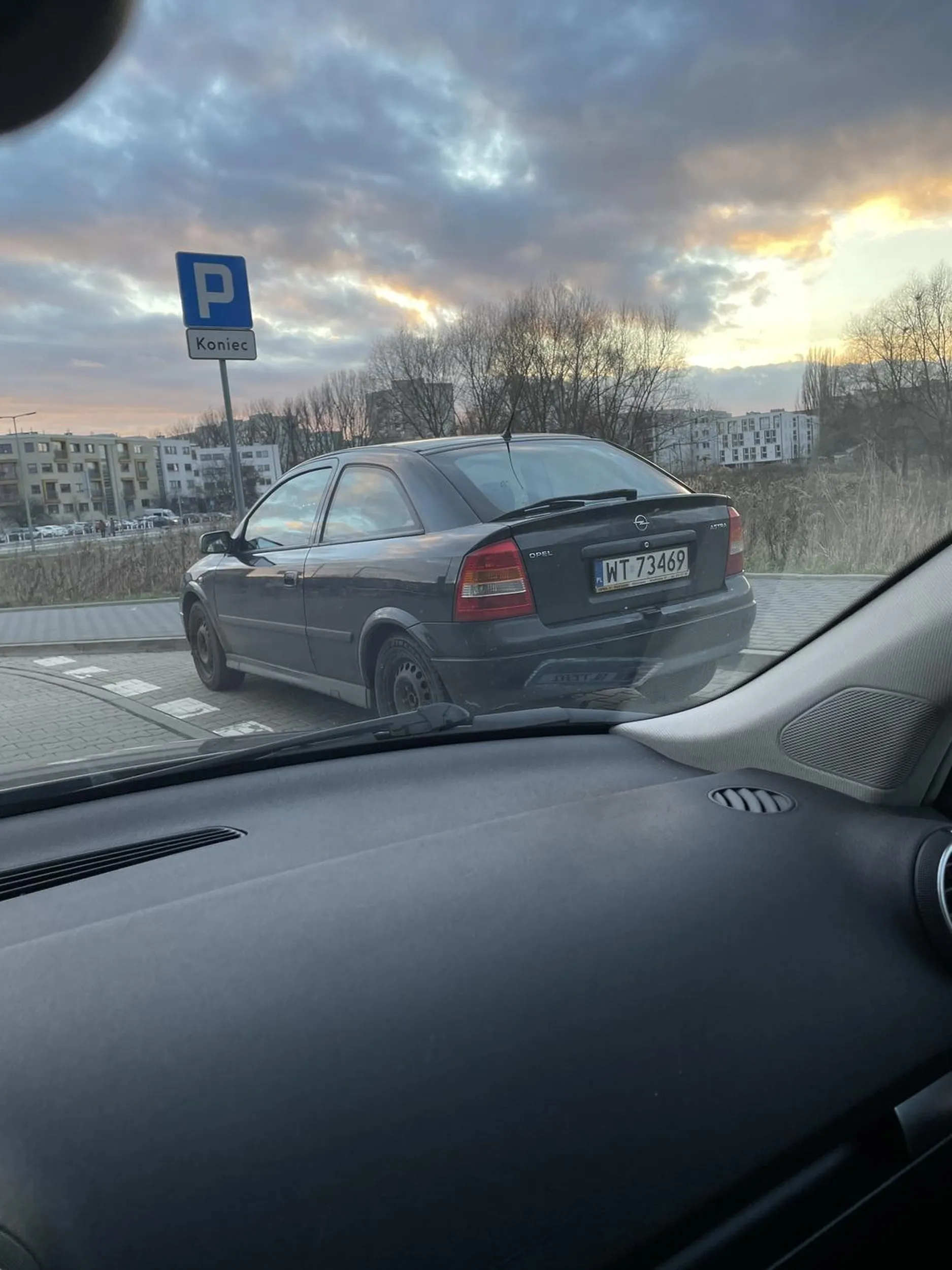 Pan ewidentnie do kursu prawa jazdy celem weryfikacji znajomości oświetlenia pojazdu. Pan ma problem z odróżnieniem prawego kierunku od świateł awaryjnych, a wjeżdżanie na miejsce parkingowe na które czeka inny sygnalizujący to pojazd to jego drugie hobby. Brak kultury czy zwykłego „przepraszam”