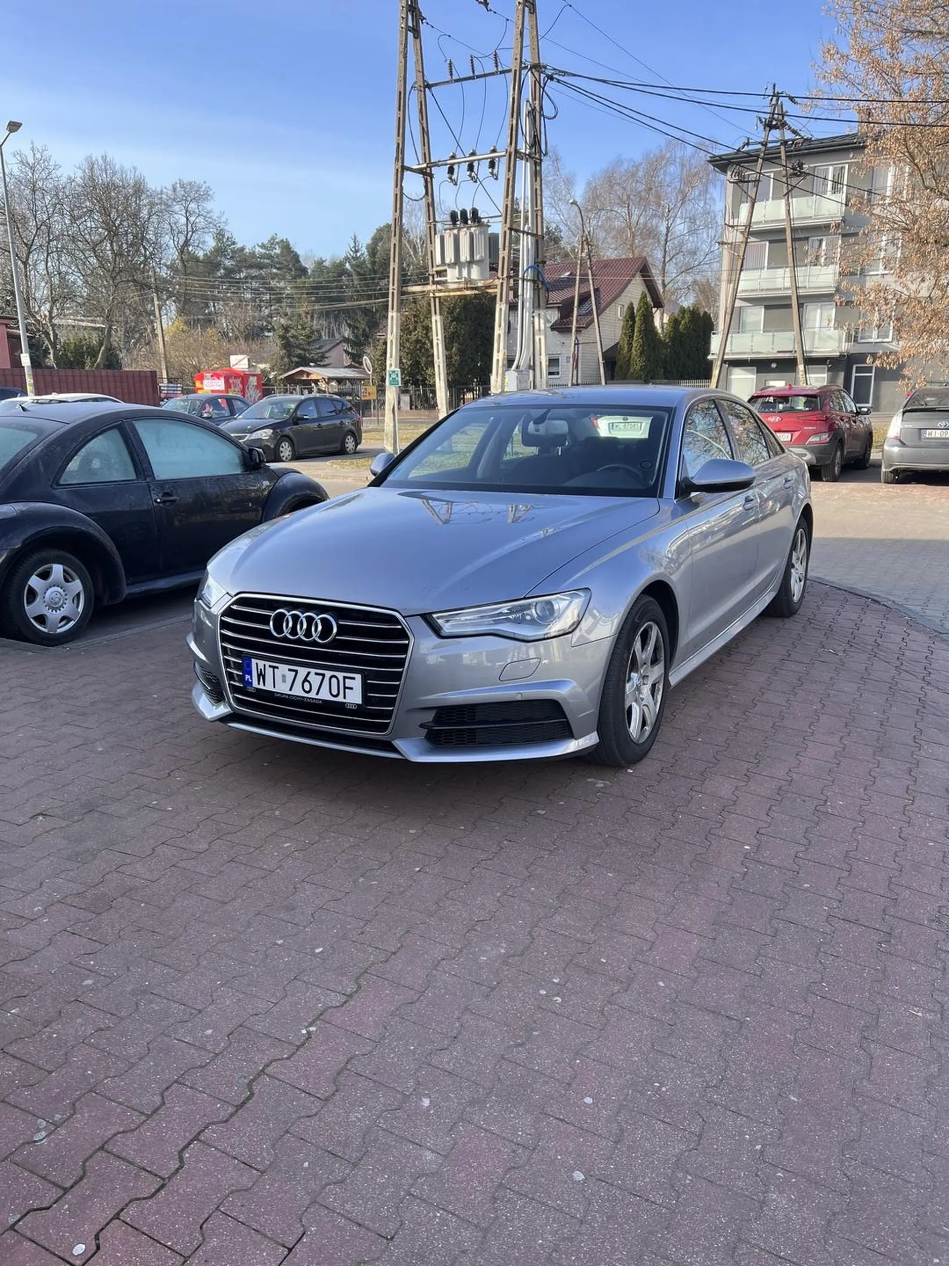 Kolega zaparkował sobie na chodniku przed biedrą pomimo wielu wolnych miejsc parkingowych obok.