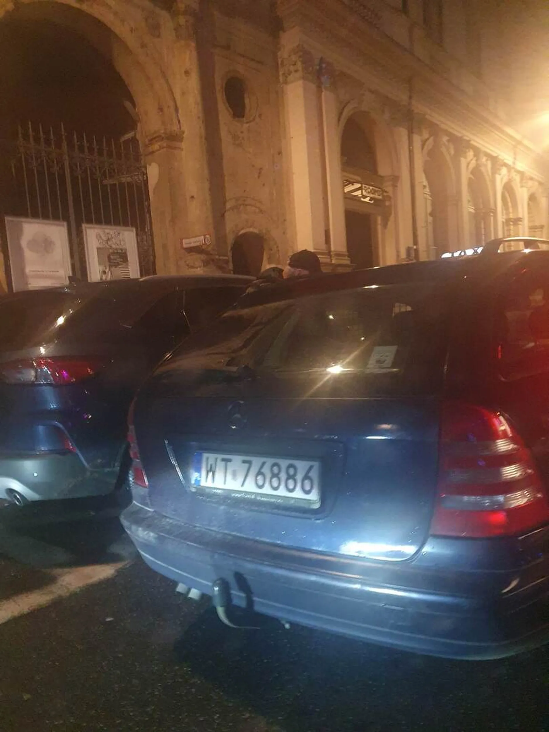 UWAGA - OSZUST PSEUDOTAXI! Poluje na nieświadomych ludzi w Warszawie i naciąga ich na takie przejazdy jak w materiale na youtube. Często widoczny pod klubami na Mazowieckiej. Nie dajcie się naciągnąć!