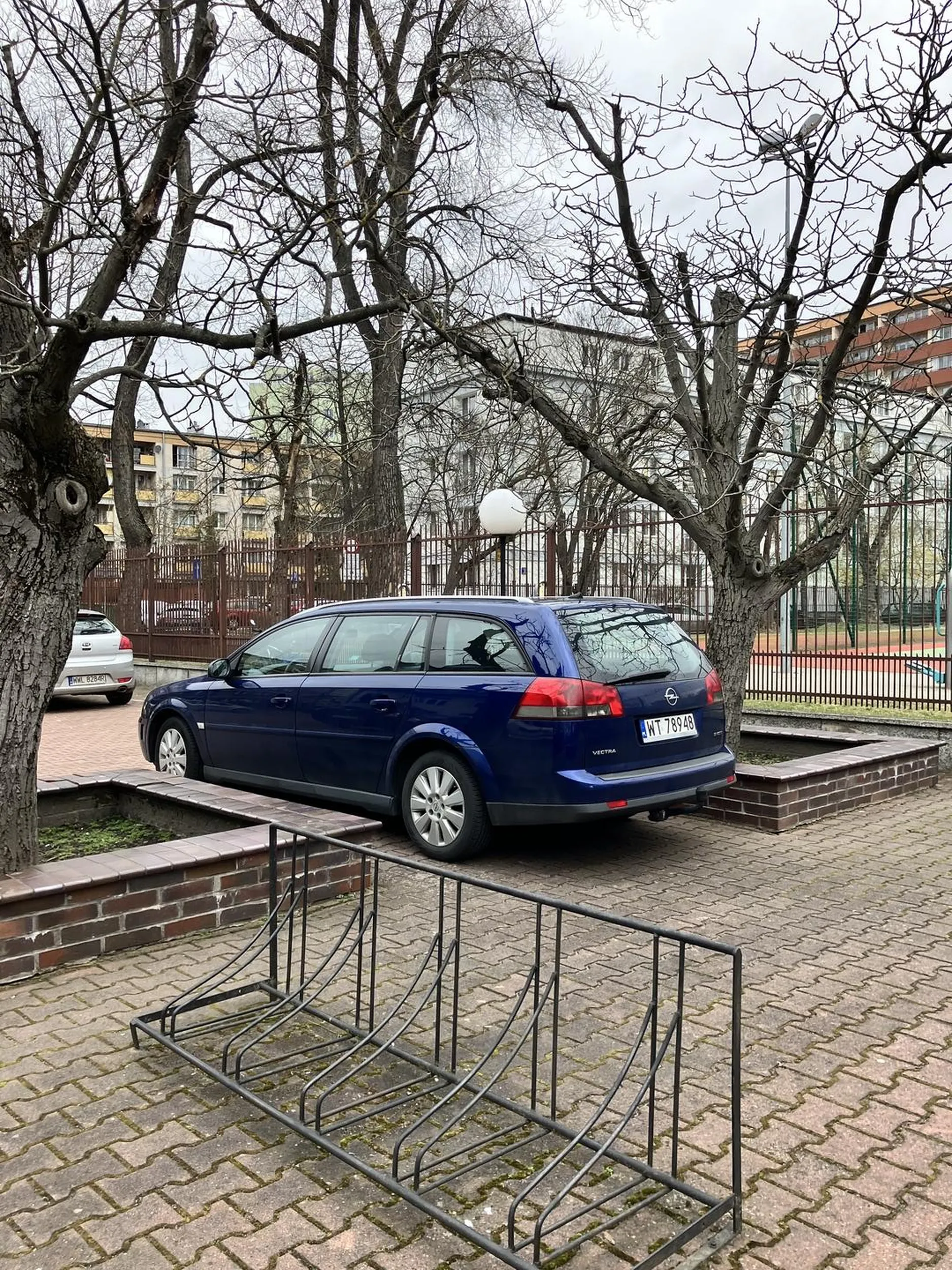 Ciulas parkuje na środku ławek za szkołą ???