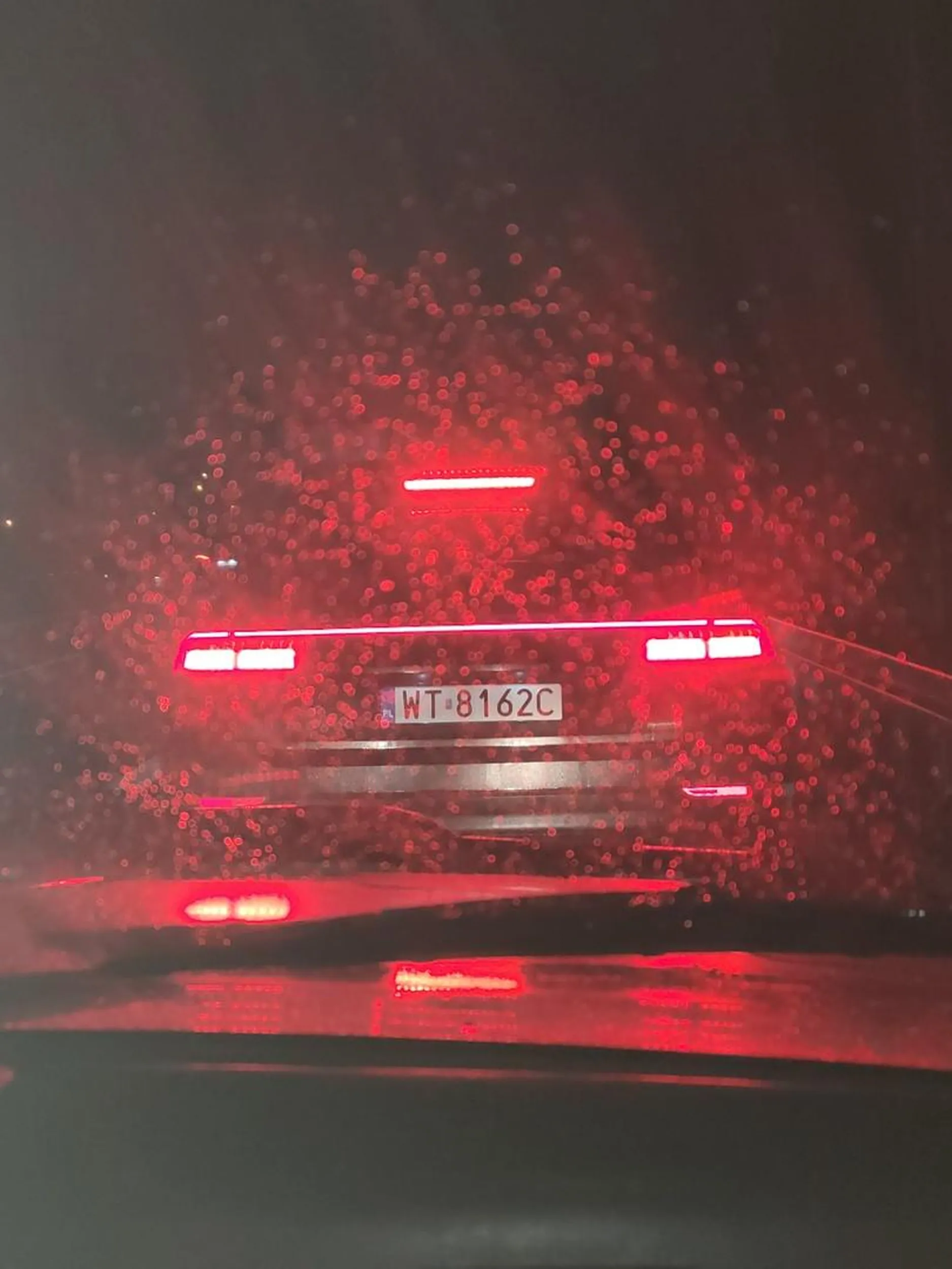 Zamiast czekać w korku to na siłę się wepchał.