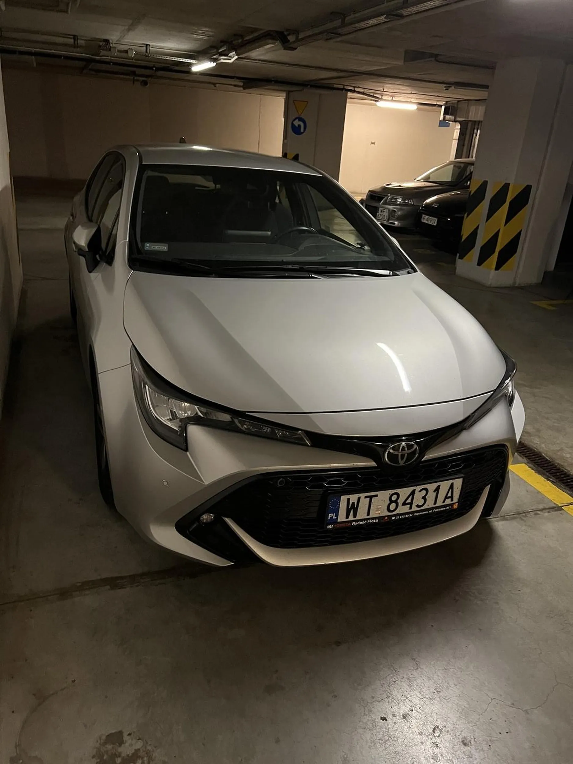 Parkowanie poza wyznaczonym obszarem.