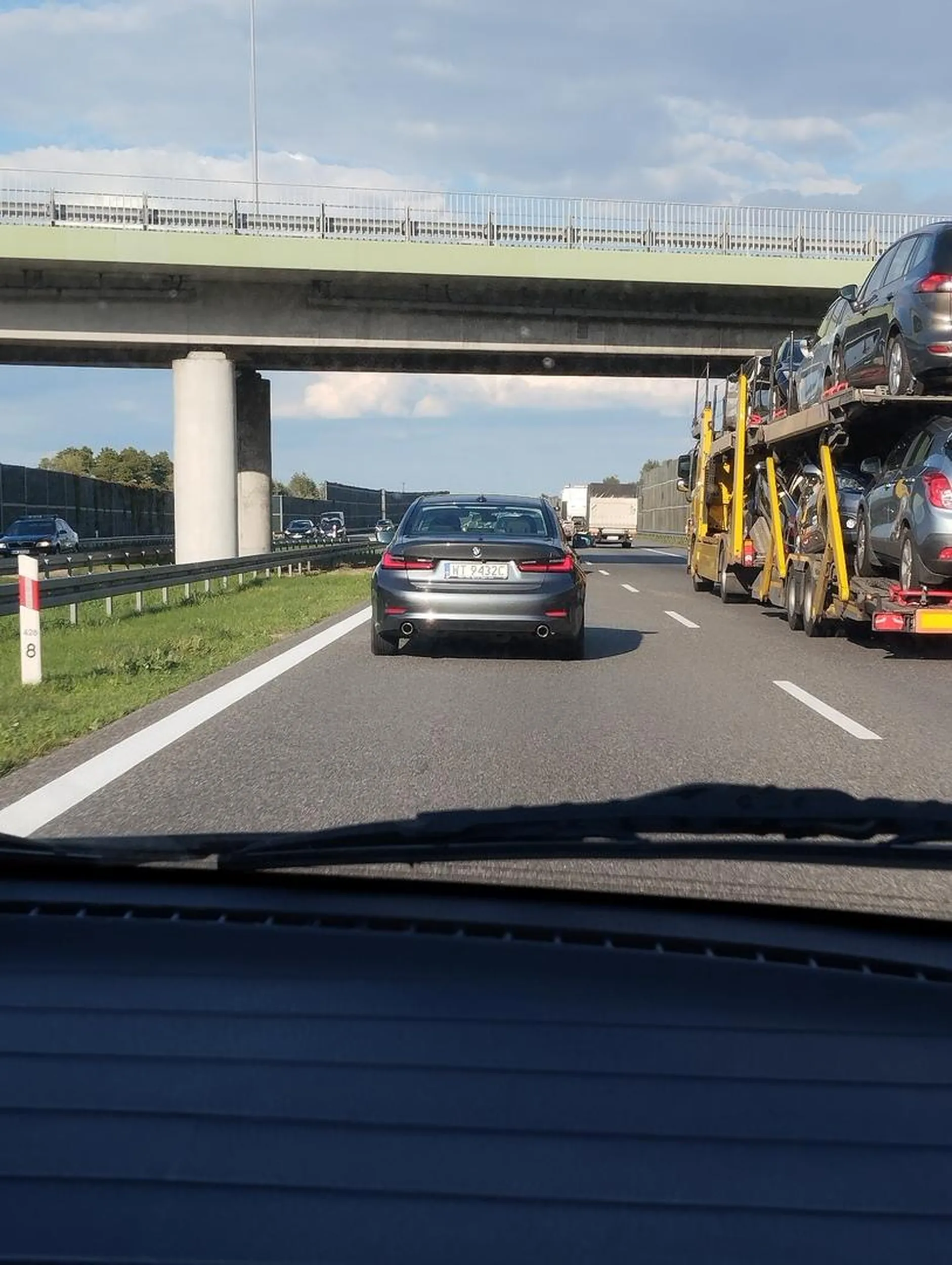 Ten skurwiel na autostradzie zmienia pas bez skręcania, powodując awarię, wyskakuje tuż przed samochód, który ledwo ma czas, by zwolnić