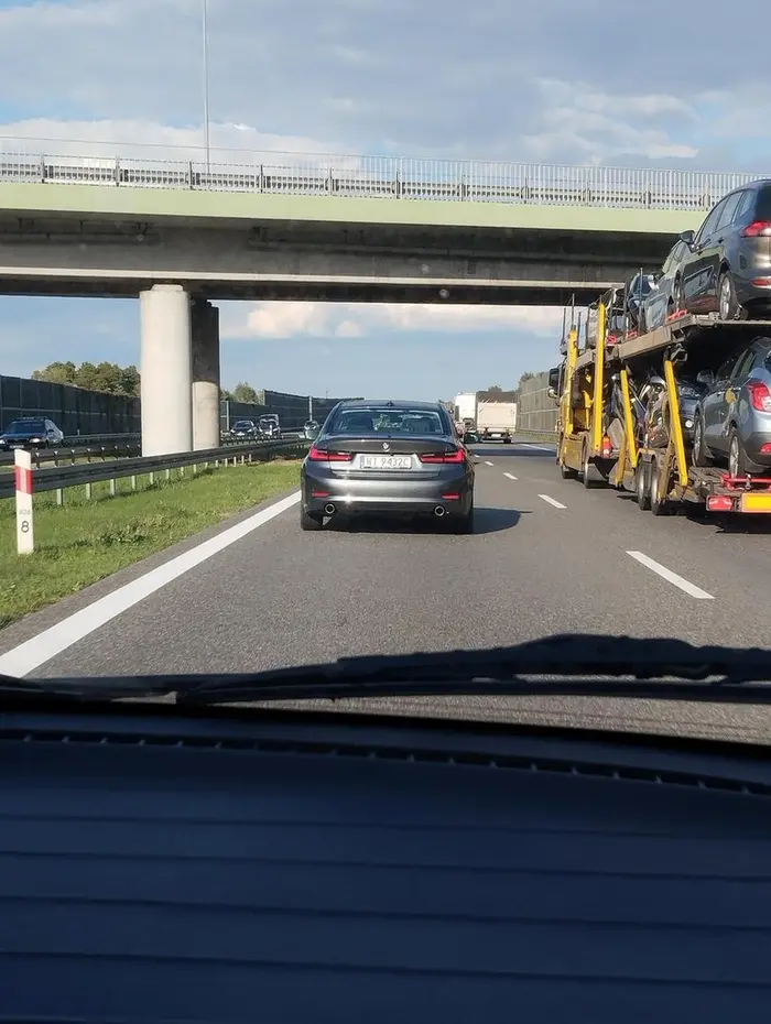 Ten skurwiel na autostradzie zmienia pas bez skręcania, powodując awarię, wyskakuje tuż przed samochód, który ledwo ma czas, by zwolnić