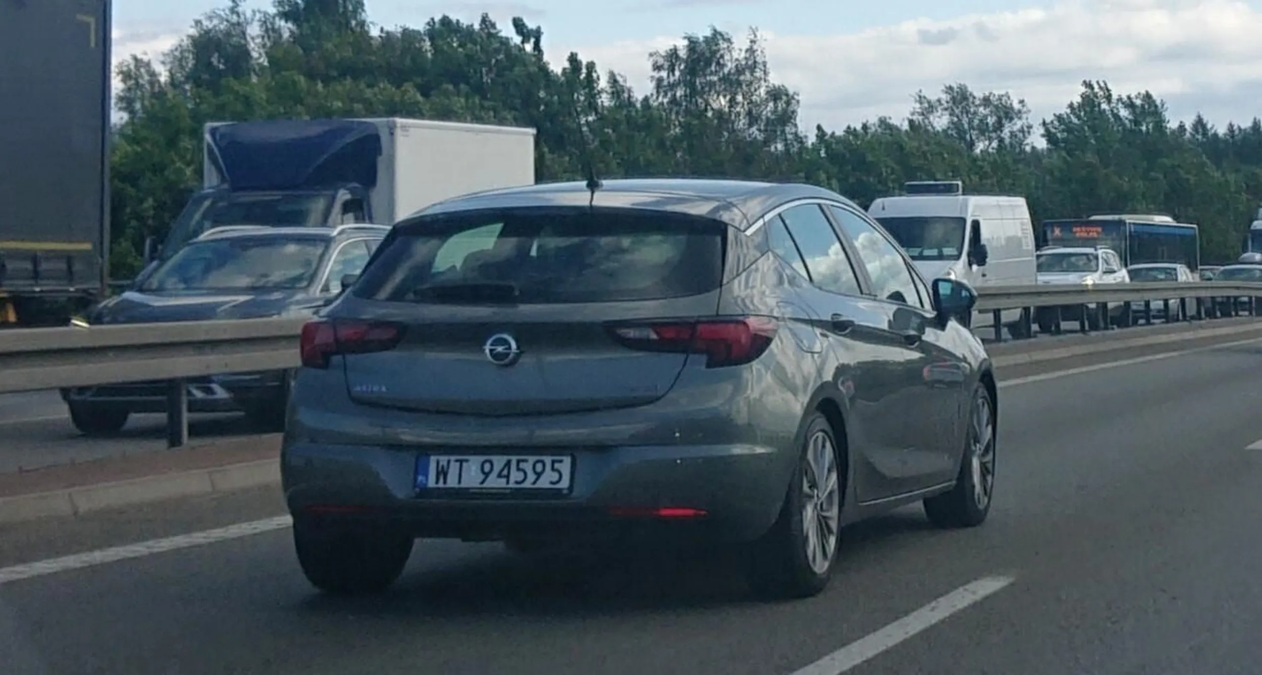 2023-07-18 - Obwodnica Trójmiasta korek w kierunku Gdańska na 4km, dlaczego? bo kretyni taki jak ten gość jedzie lewym pasem drogi ekspresowej i zwalnia do 60 bo MUSI, no musi i już zobaczyć co tam się stało na jezdni po drugiej stronie ekspresówki.