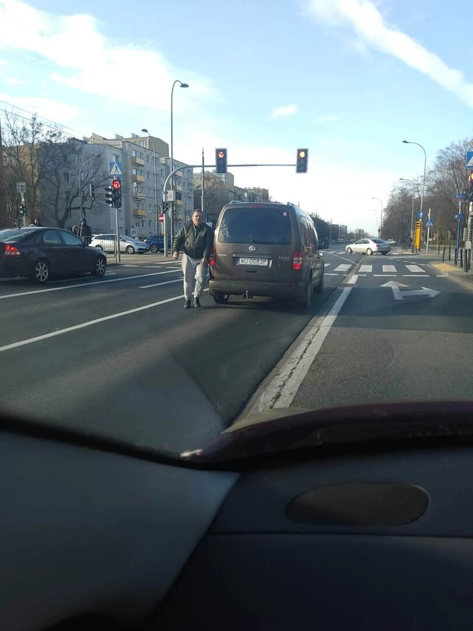 Chory psychicznie człowiek , pięścią uderzał dziś rano mojej żonie w samochód bo zatrzymała się na sek na pasach . Uszkodził elektronikę lusterka .Sprawa zostanie zgłoszona na policję .