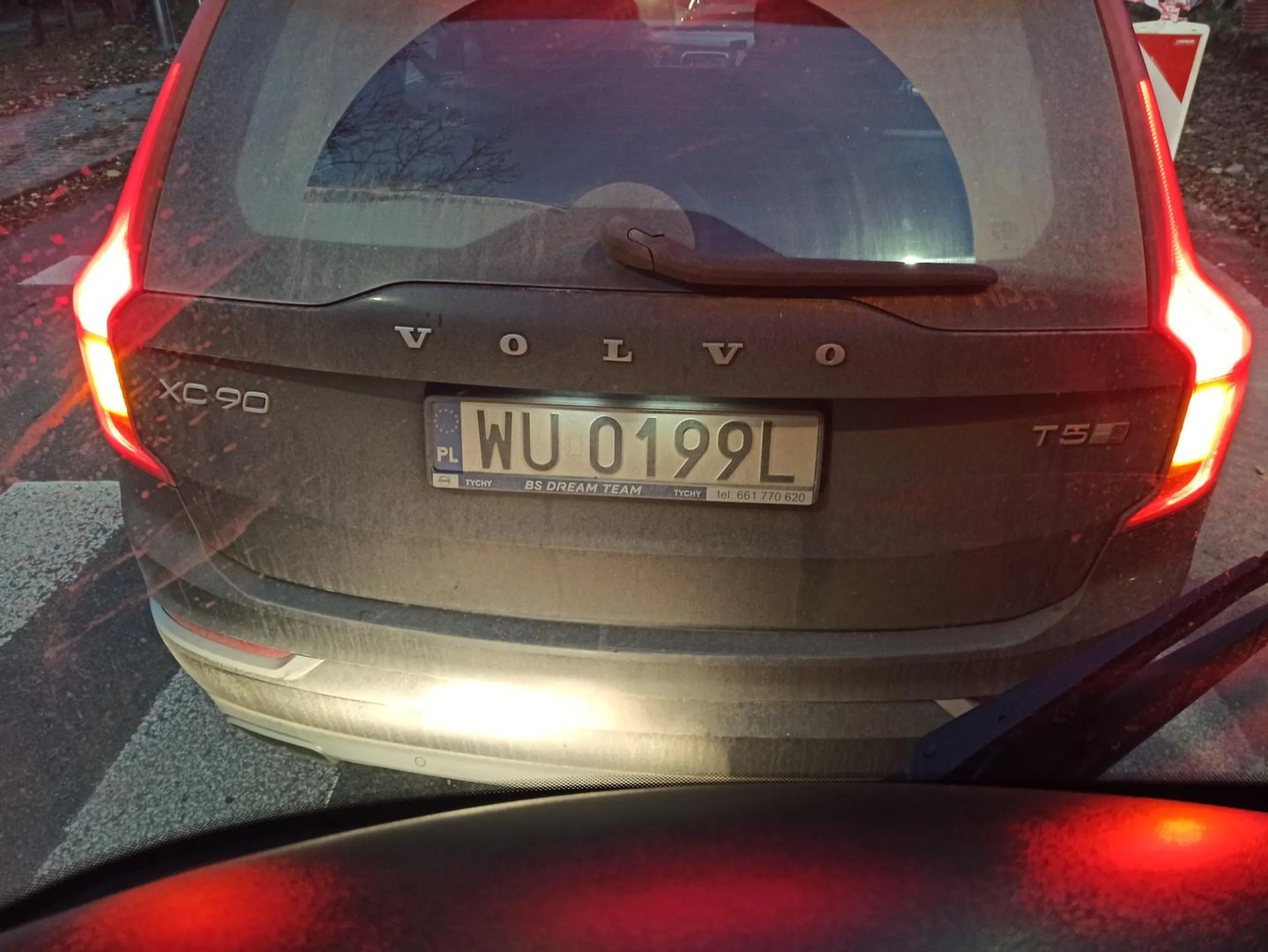 Chamsko wyjeżdża wyjeżdżając z drogi podporządkowanej oraz jadąc rażąco szybko nie zważając na pieszych.