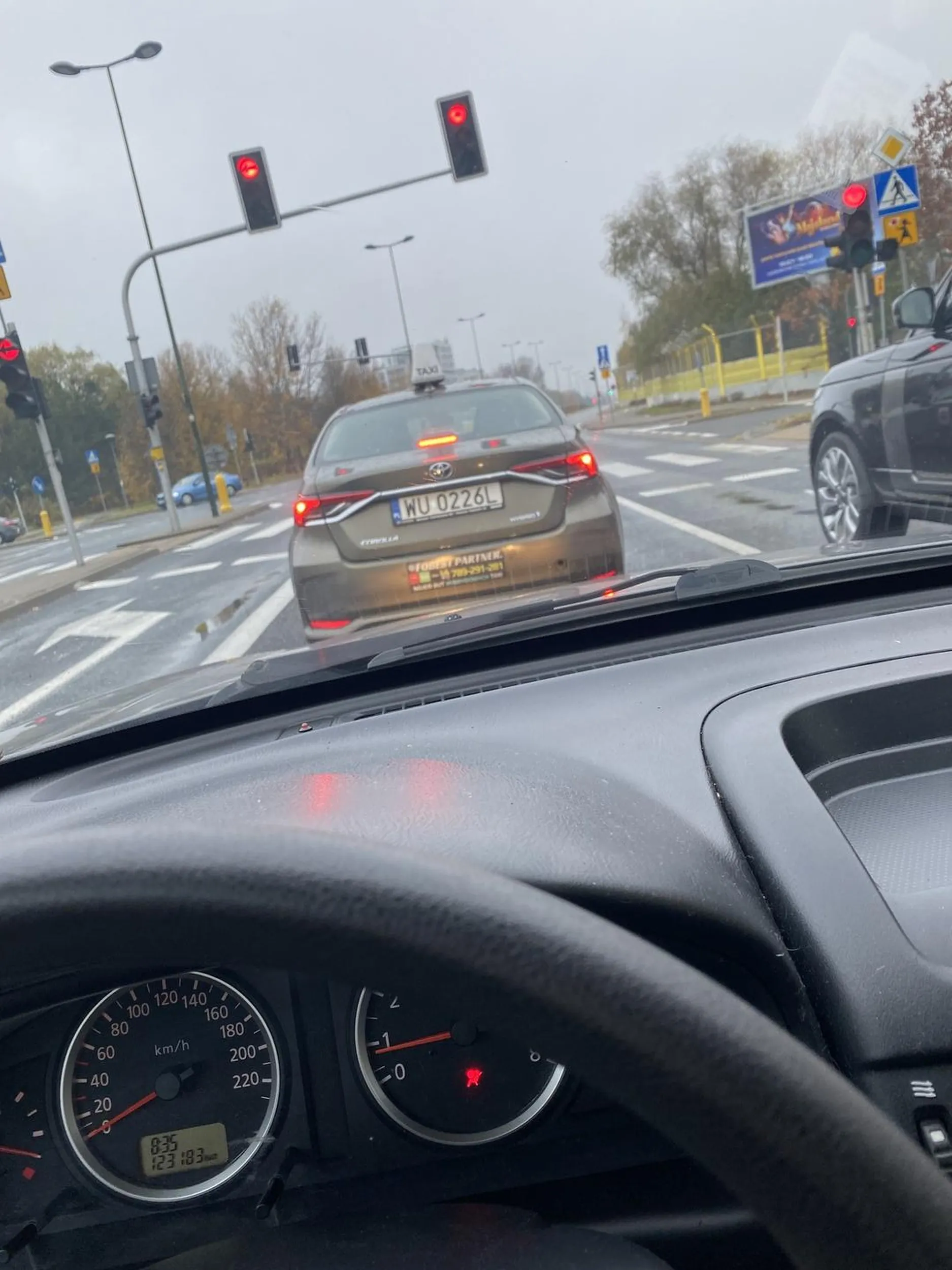 Panu w "Taxi" a raczej uber, bardzo nie spodobało się to, że minąłem go prawym pasem, więc postanowił mnie wyprzedzić, zajechać drogę i zahamować do zera przed samą maską, a następnie uniemożliwiał zmiane pasa zajeżdżające stale drogę. Do tego pokazywał przez szybę symbole powrzechnie uważane za wulgarne. Kolejny szeryf do tego na uberze. Nie pozdrawiam