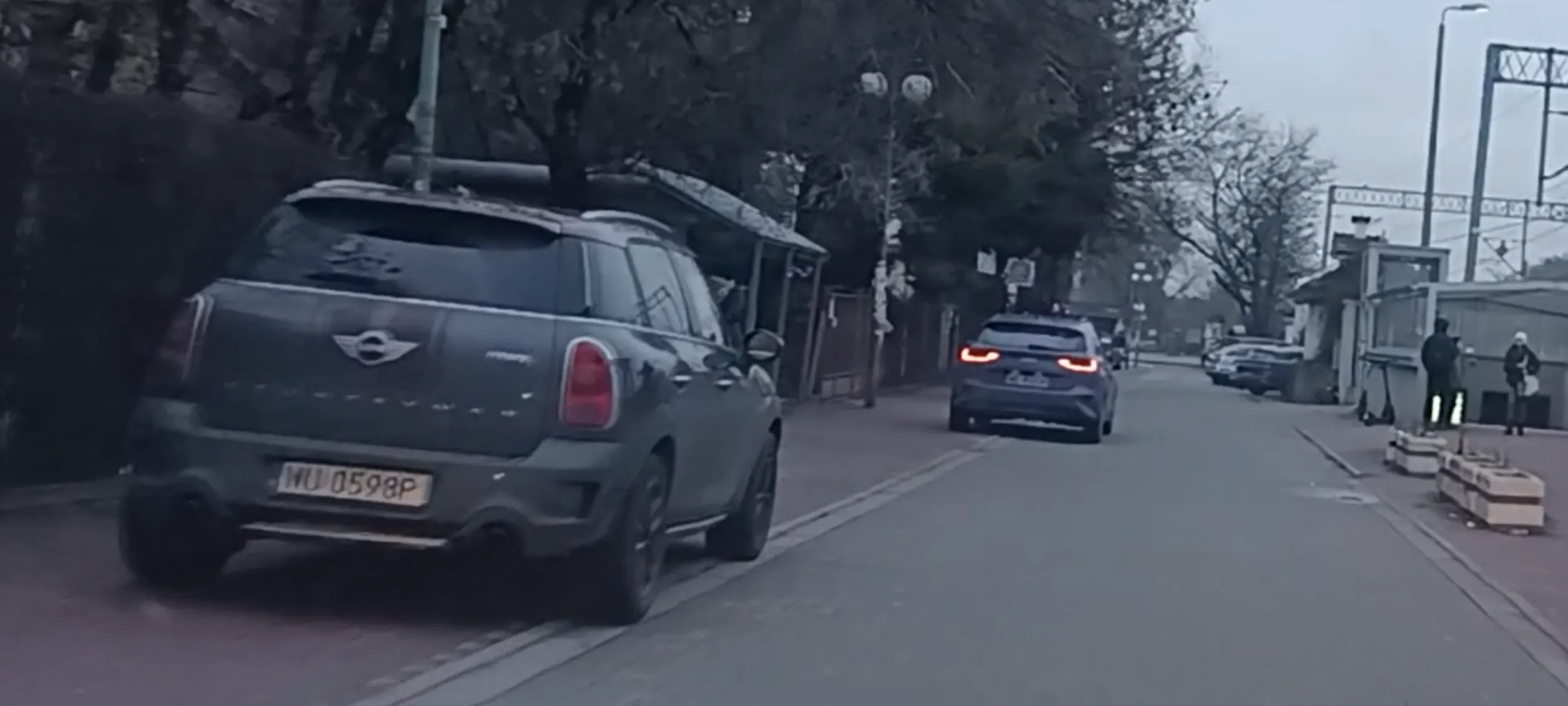 Powypadkowe auto zalega na chodniku bez zostawienia przejścia dla pieszych 1.5m a na dodatek na ulicy gdzie jest zakaz zatrzymywania się i postoju