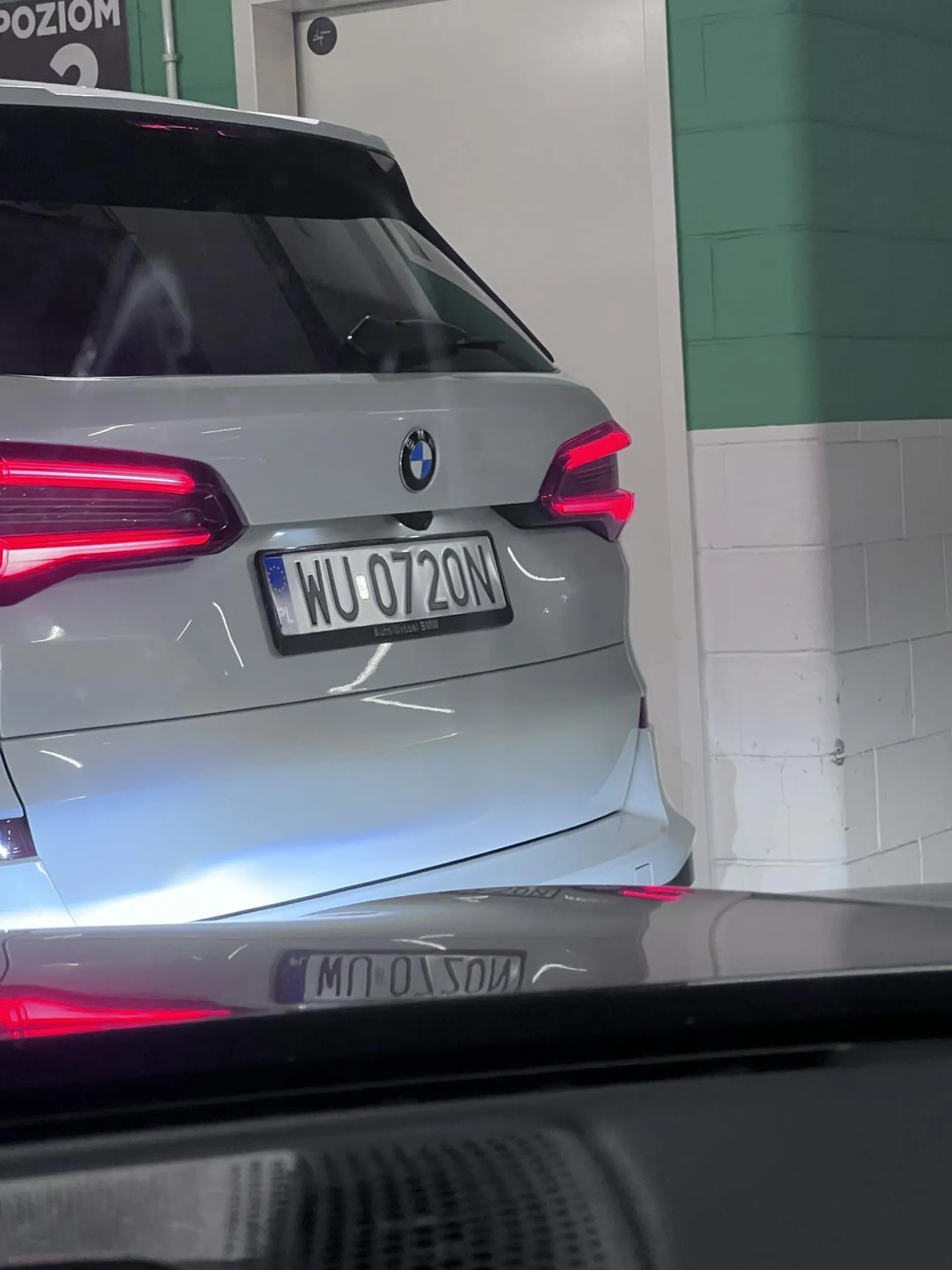 Staje na środku parkingu na awaryjnych, żeby pogadać z laską. Na zwrócona uwagę rzuca bluzgami