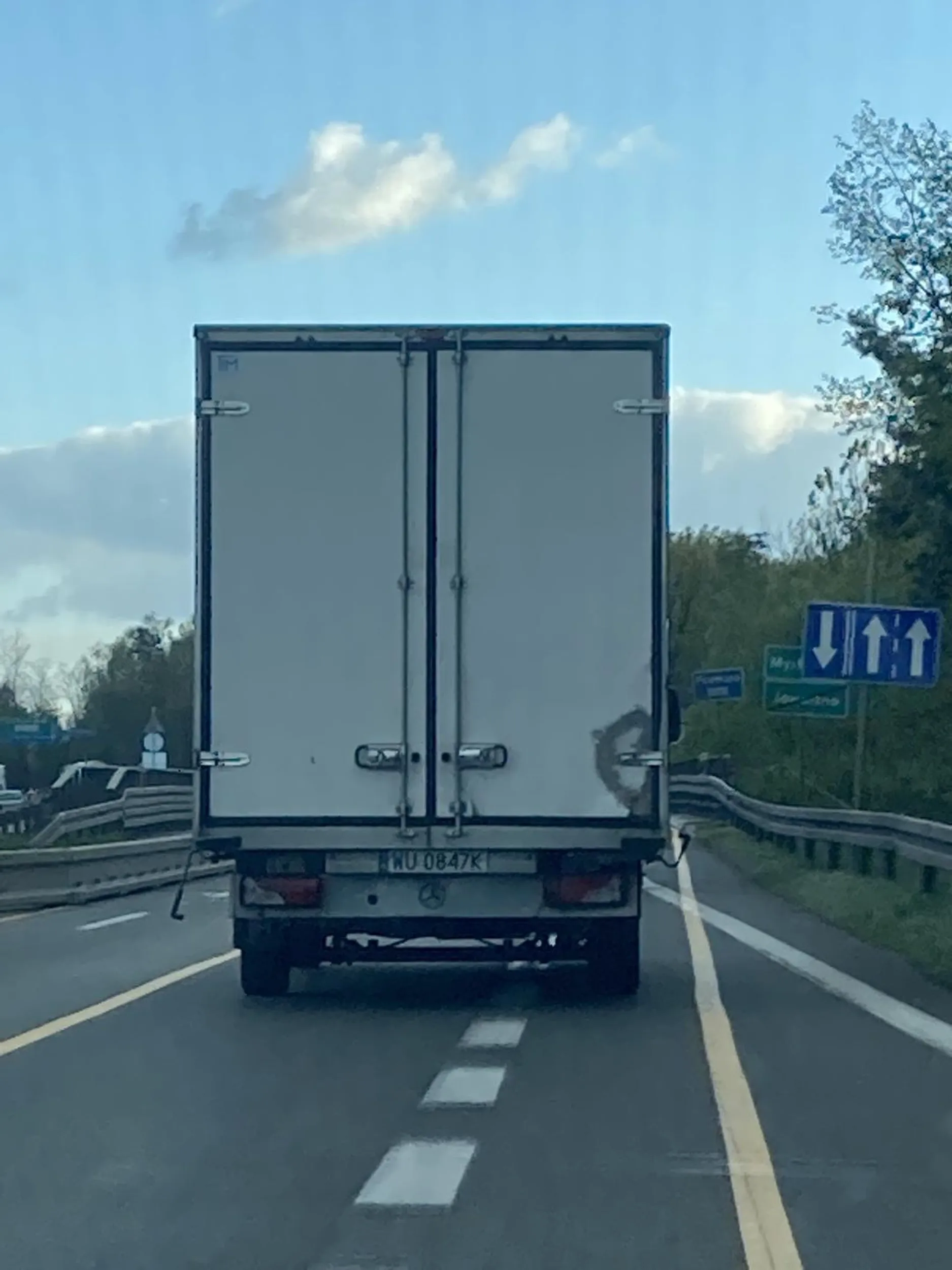 Z samochodu wypadają puszki. Najwidoczniej kierowca nie wie co to kosz na śmieci.