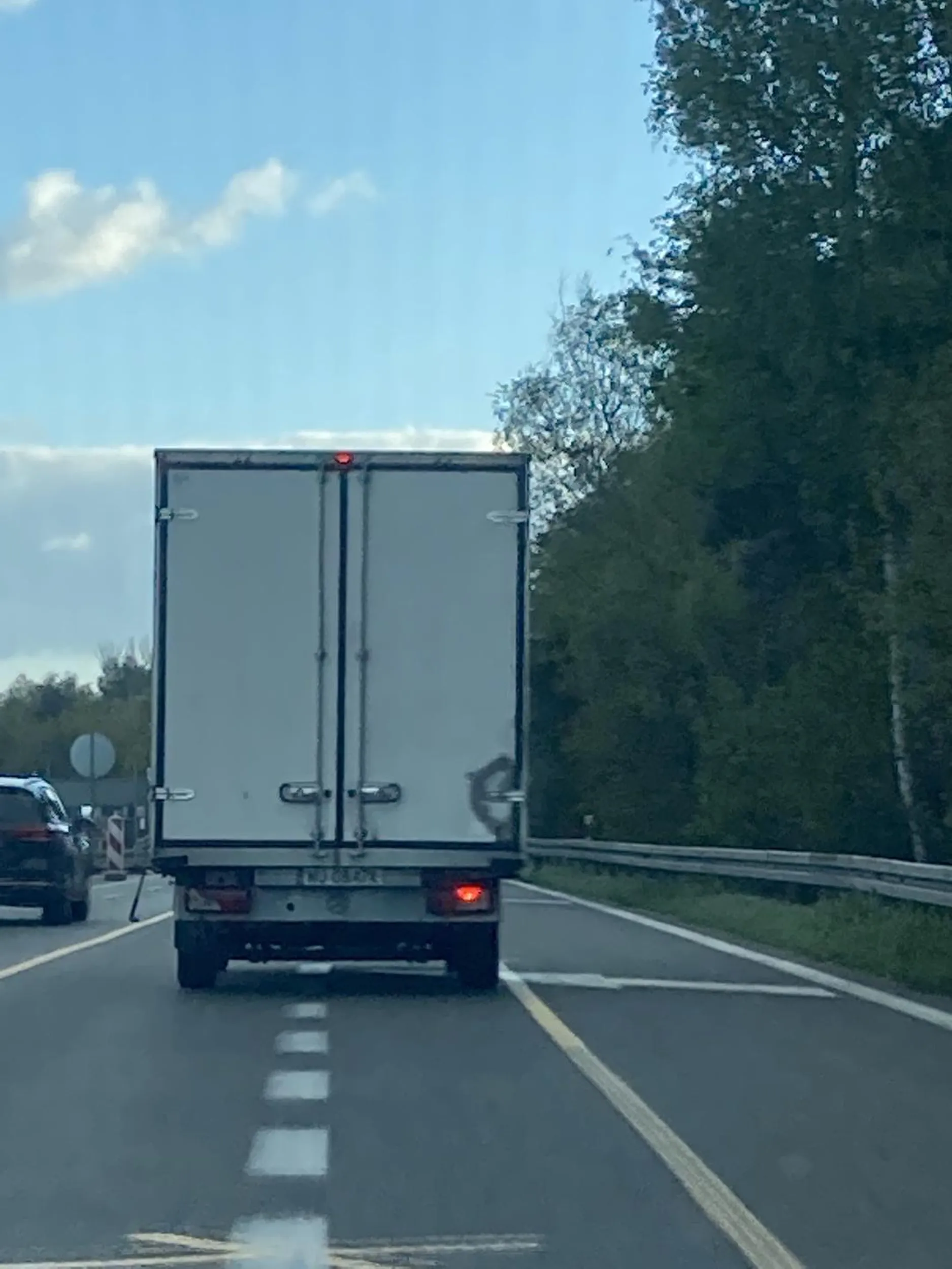 Z samochodu wypadają puszki. Najwidoczniej kierowca nie wie co to kosz na śmieci.