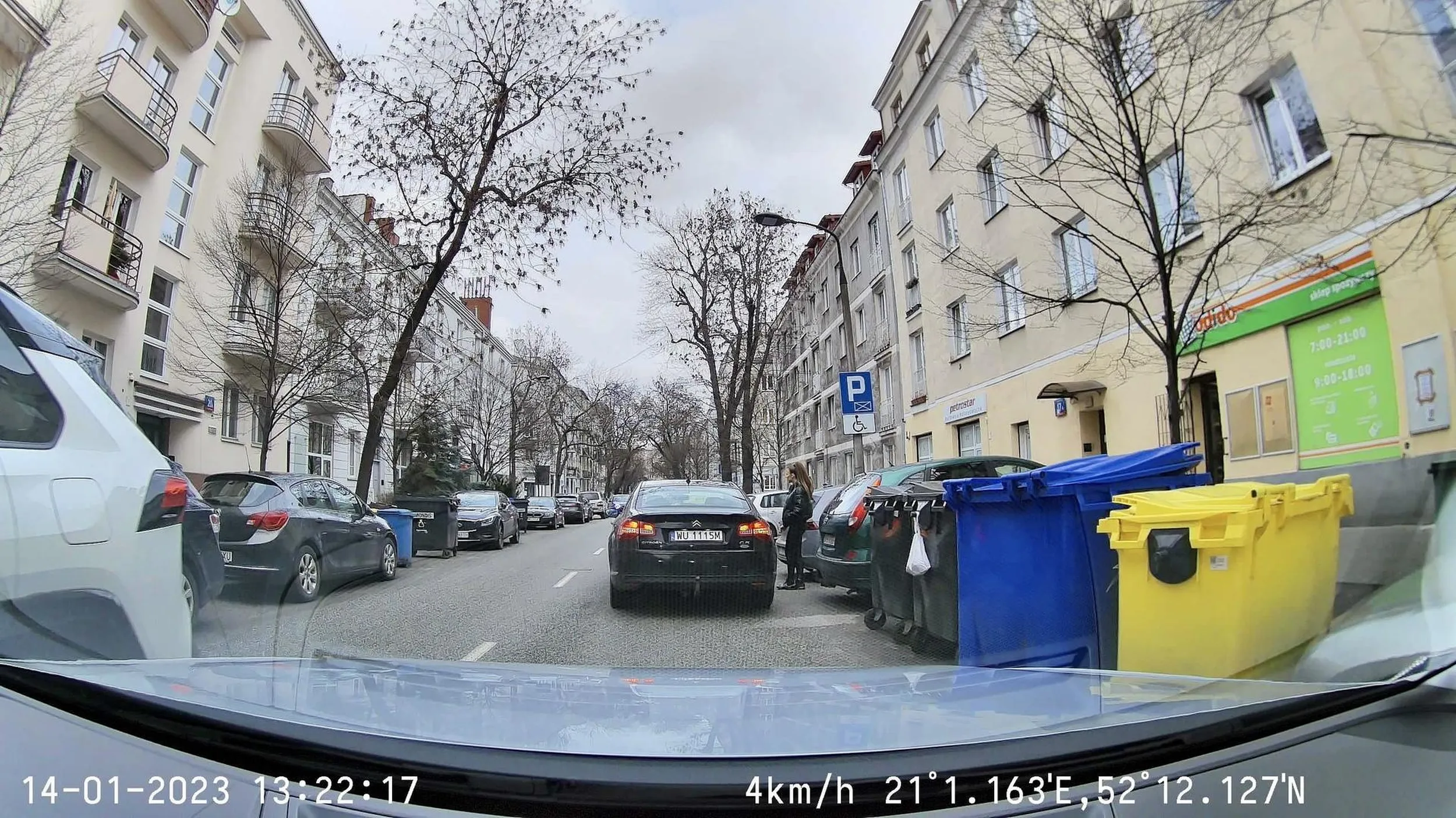 Wystarczyło kierowcy dać awaryjne, zostawić auto na środku ulicy i pójść do sklepów. Gratulacje