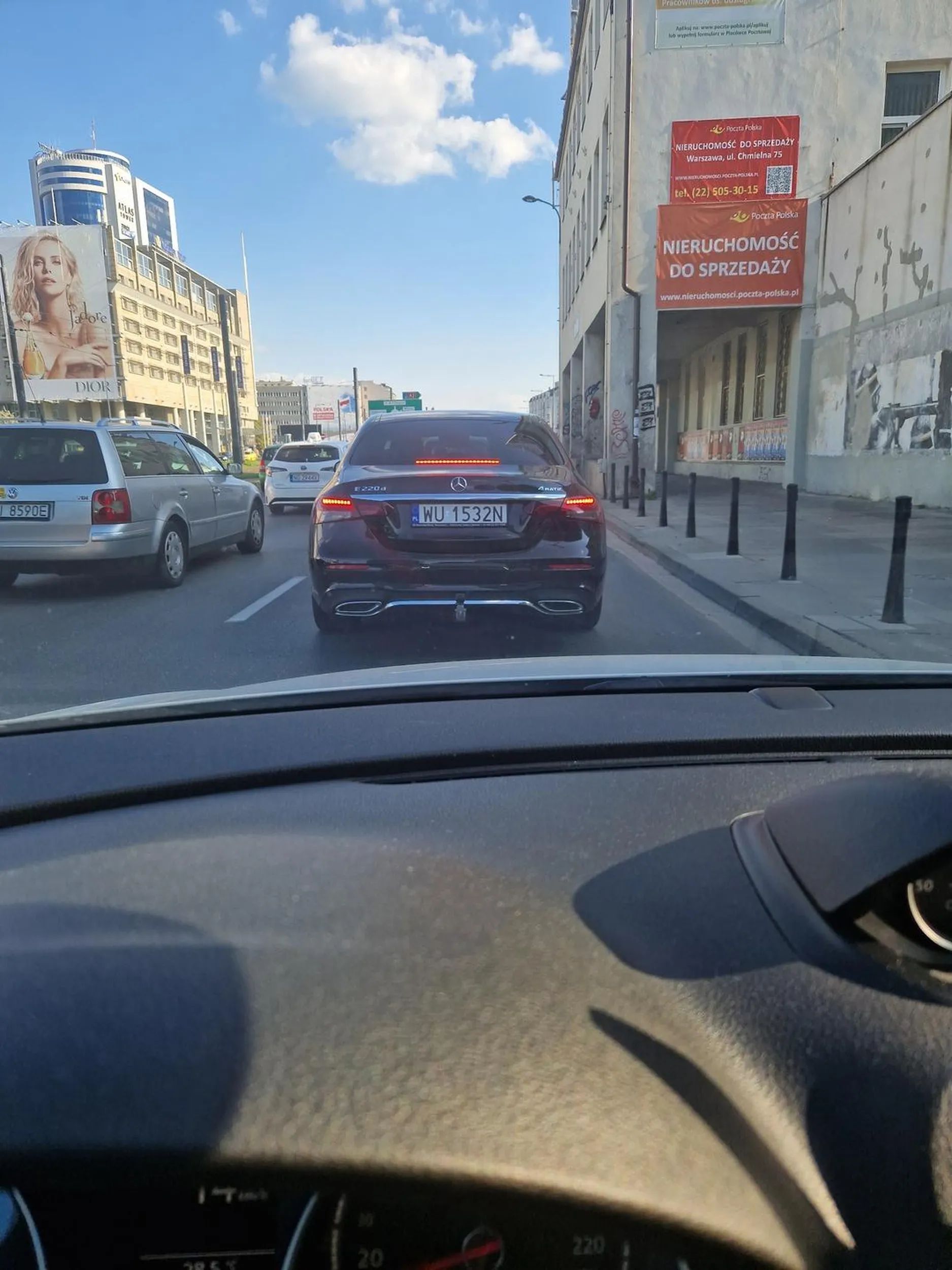 Arabski burak, wymusza, wjeżdża na skrzyżowanie na czerwonym świetle i wyskakuje z łapami grożąc.