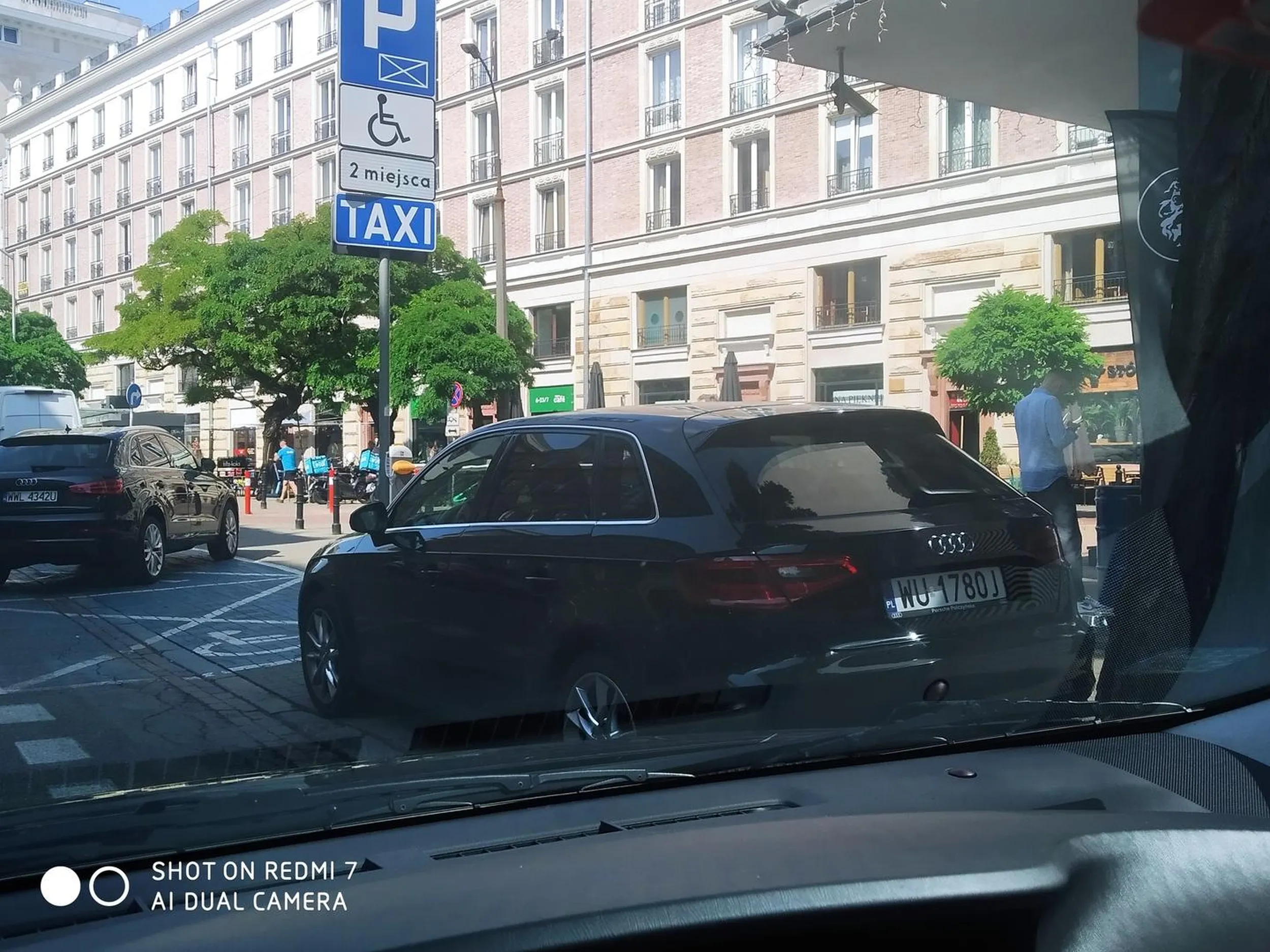 Parkuje na postojach taxi