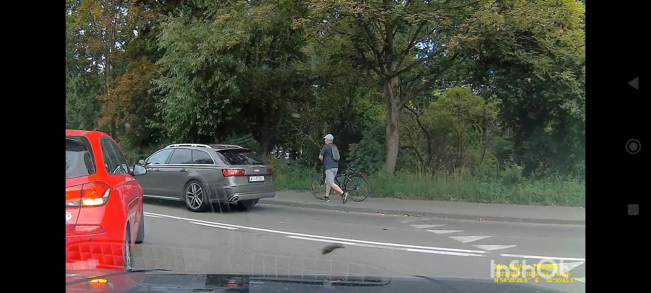 Kobieta działa na próbę wyłudzenia odszkodowania. Wymusza pierwszeństwo i prowokacyjnie pokazuje fakersa, czekając chyba na dalszy rozwój sytuacji. Gdańsk 13.08.